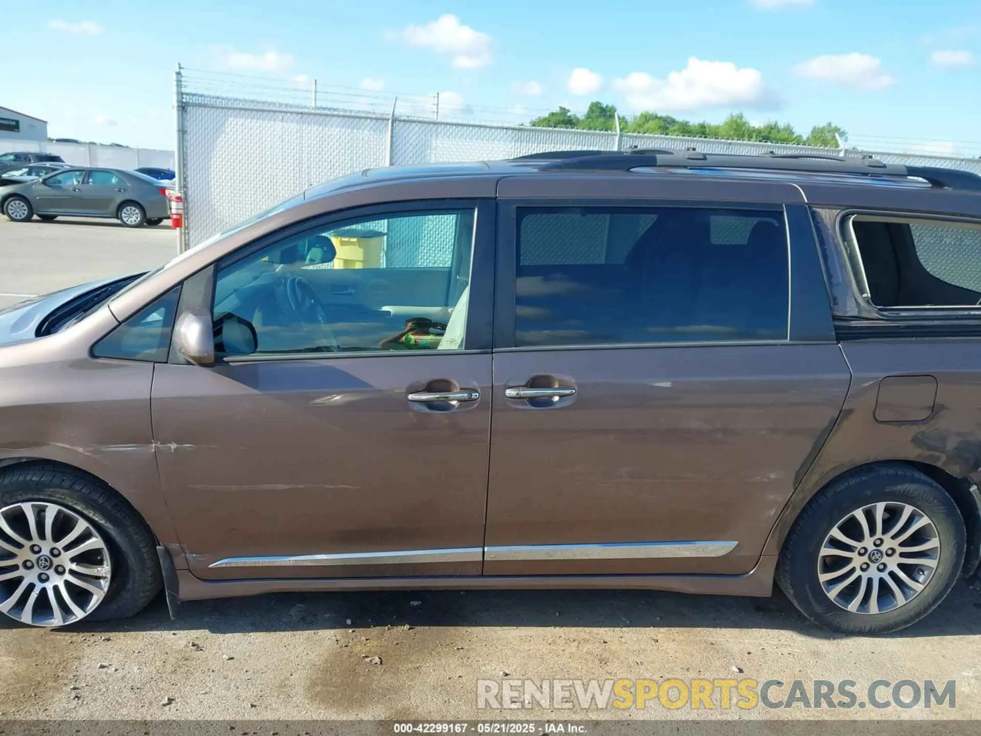 14 Photograph of a damaged car 5TDYZ3DC7KS984973 TOYOTA SIENNA 2019