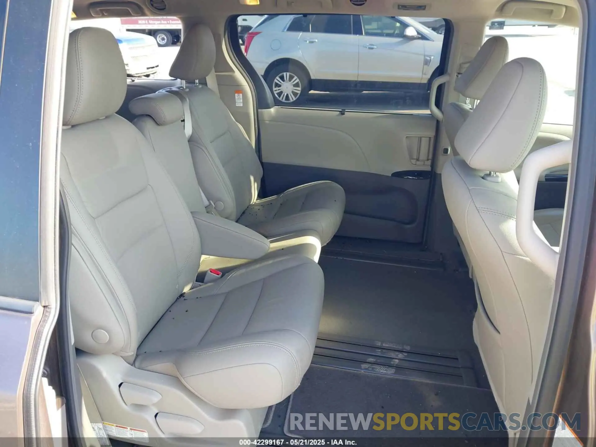 8 Photograph of a damaged car 5TDYZ3DC7KS984973 TOYOTA SIENNA 2019