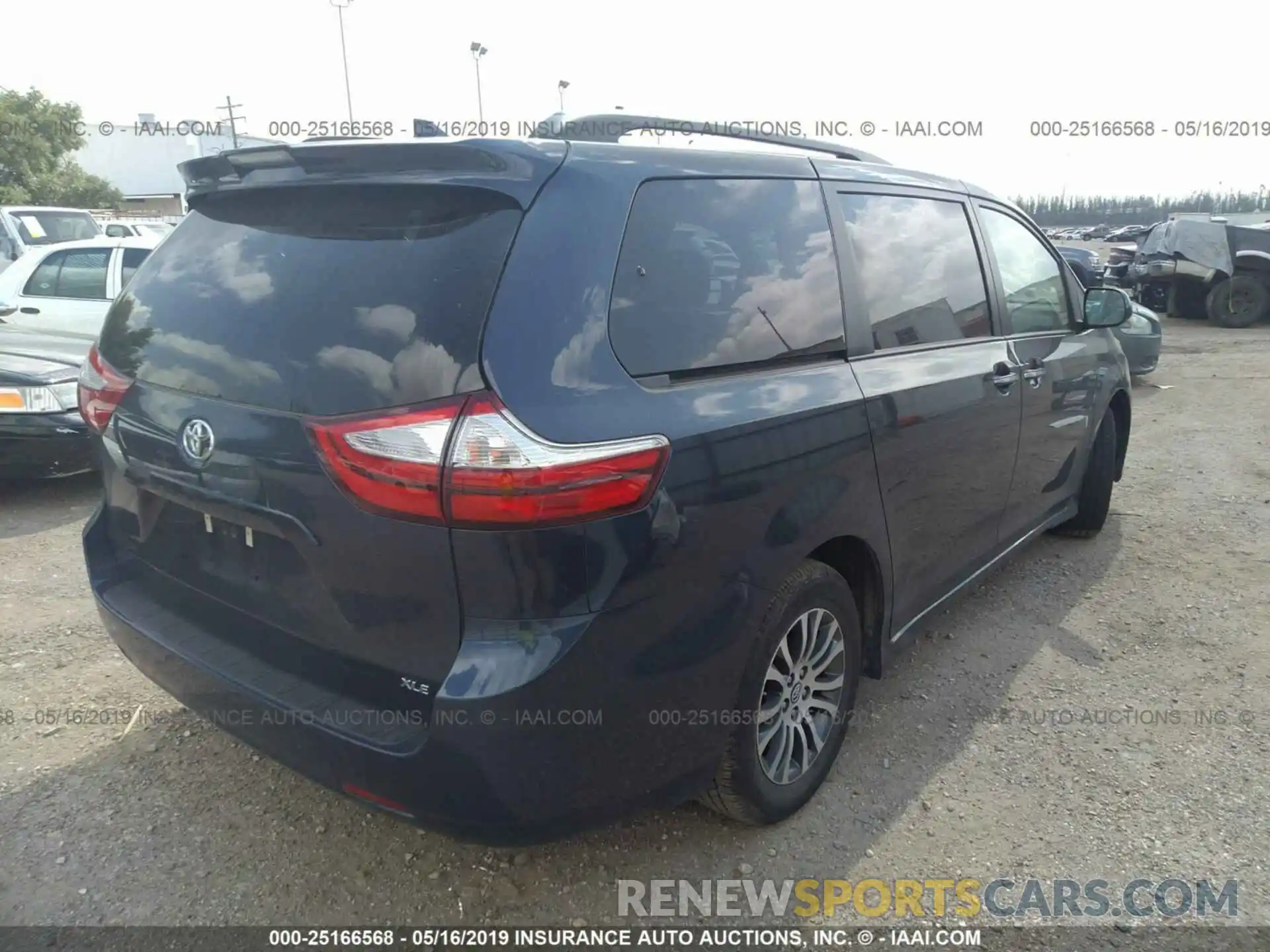 4 Photograph of a damaged car 5TDYZ3DC7KS997514 TOYOTA SIENNA 2019