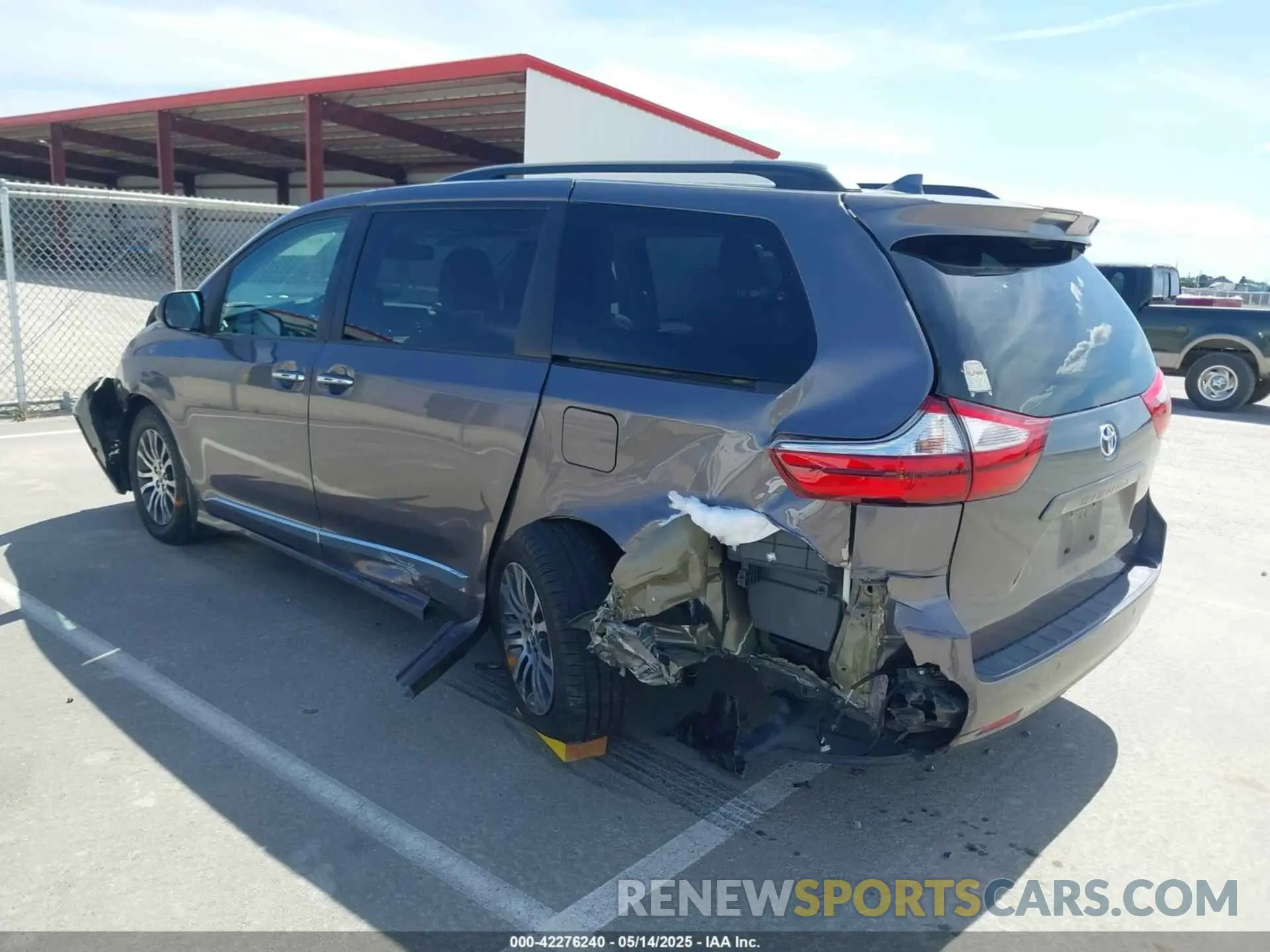 3 Photograph of a damaged car 5TDYZ3DC8KS001055 TOYOTA SIENNA 2019