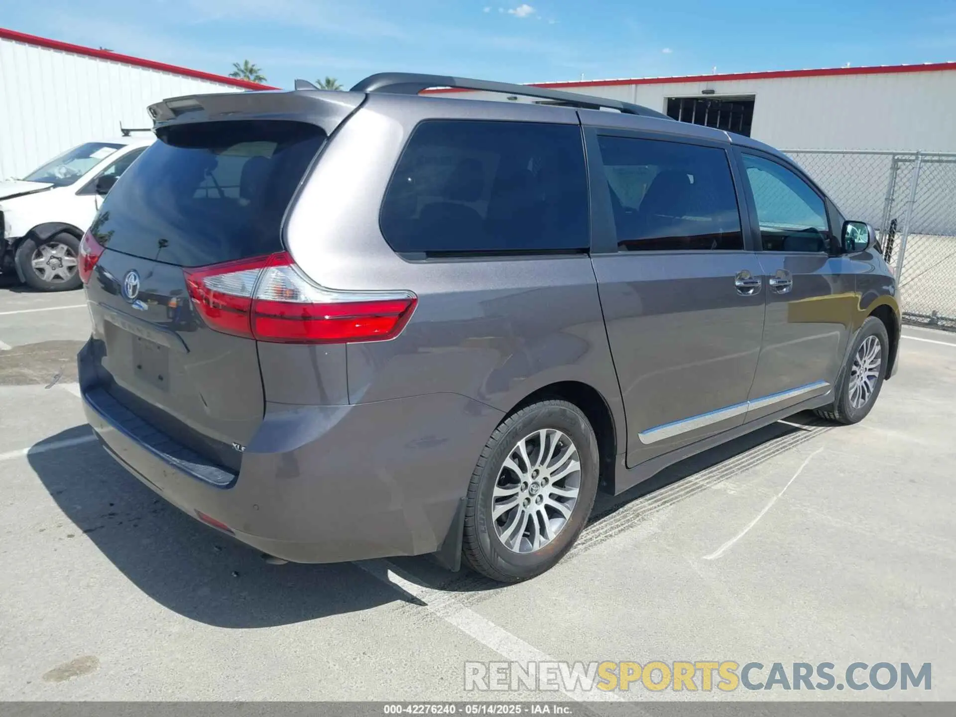 4 Photograph of a damaged car 5TDYZ3DC8KS001055 TOYOTA SIENNA 2019