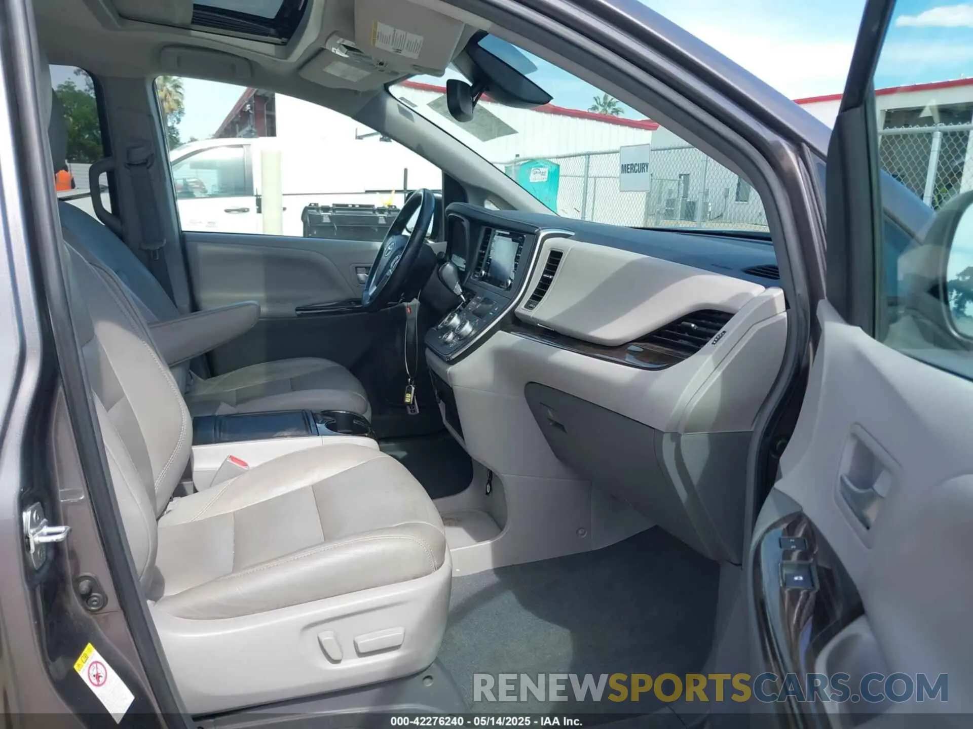 5 Photograph of a damaged car 5TDYZ3DC8KS001055 TOYOTA SIENNA 2019