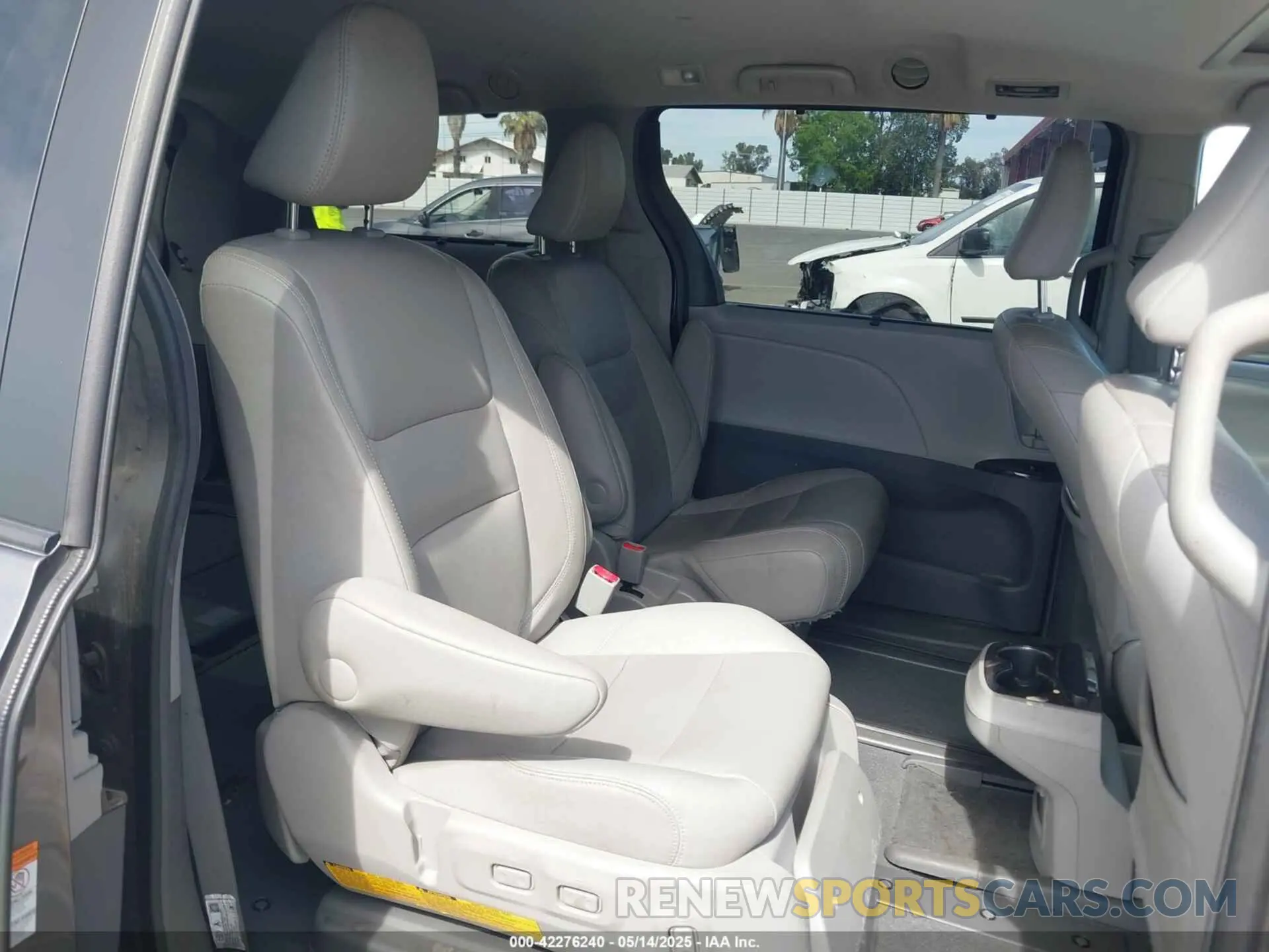 8 Photograph of a damaged car 5TDYZ3DC8KS001055 TOYOTA SIENNA 2019