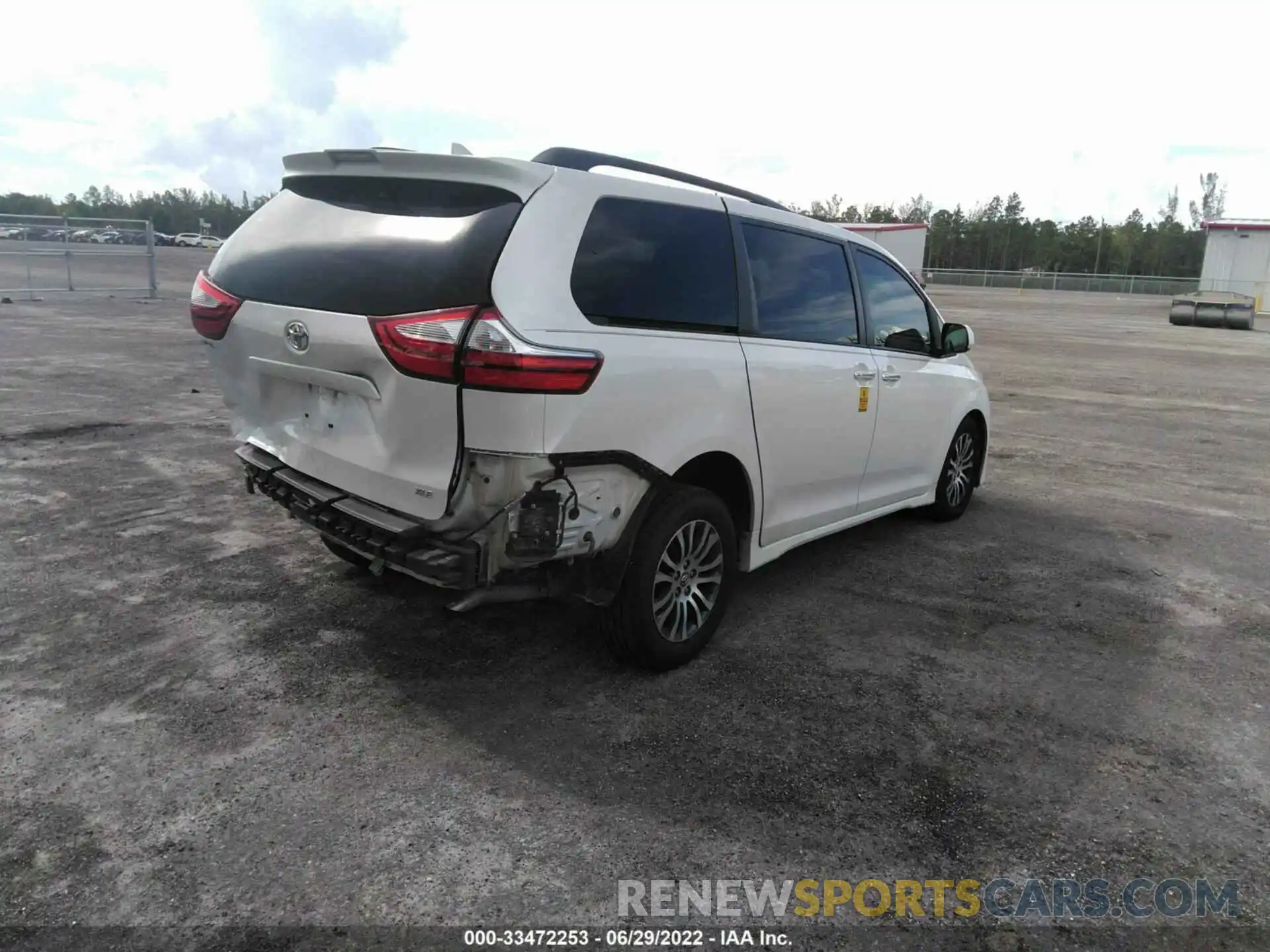 4 Photograph of a damaged car 5TDYZ3DC8KS008491 TOYOTA SIENNA 2019