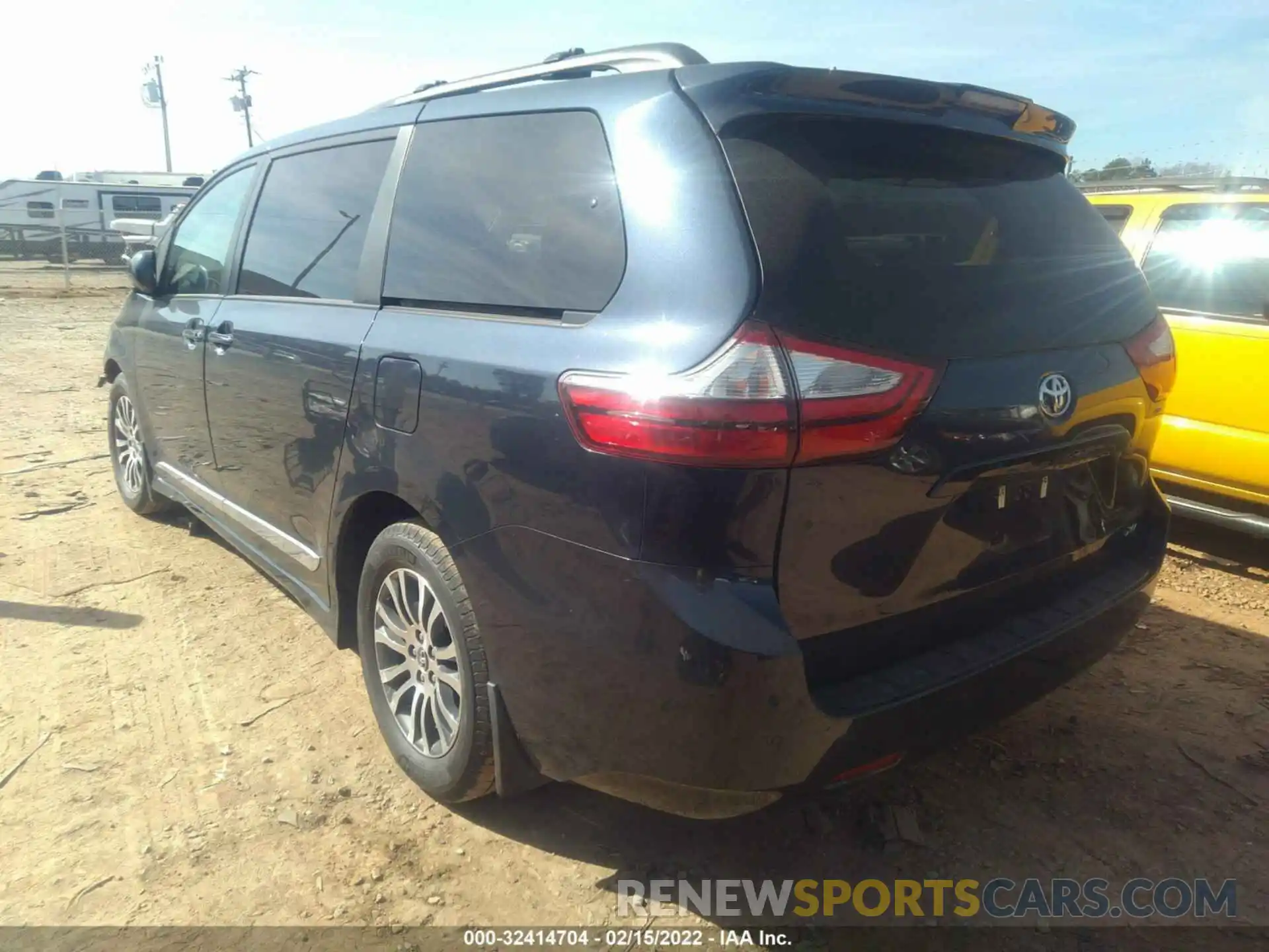 3 Photograph of a damaged car 5TDYZ3DC8KS976705 TOYOTA SIENNA 2019