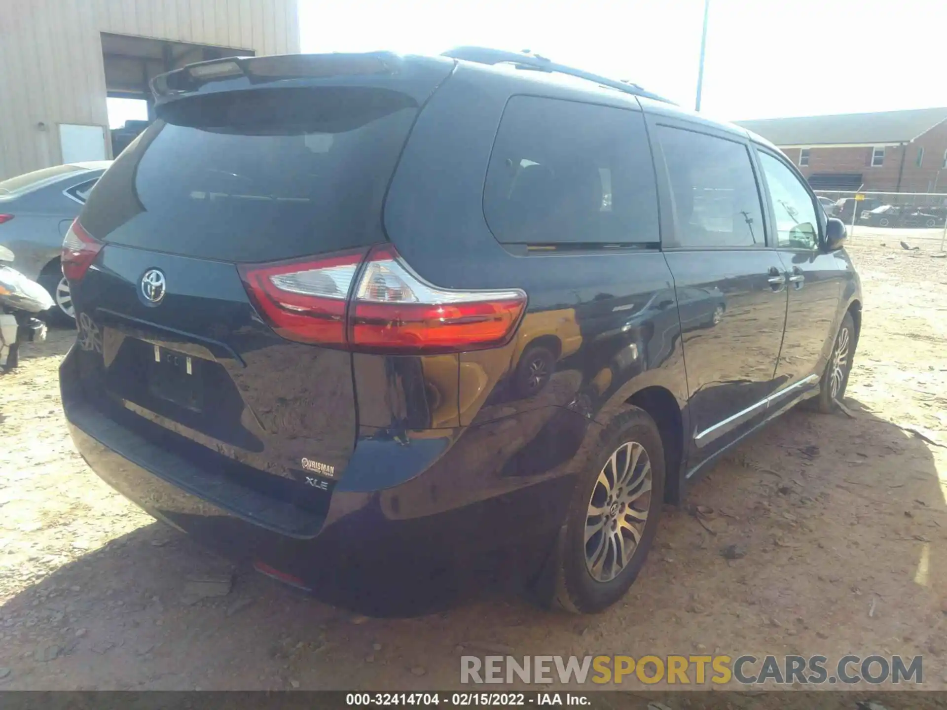 4 Photograph of a damaged car 5TDYZ3DC8KS976705 TOYOTA SIENNA 2019