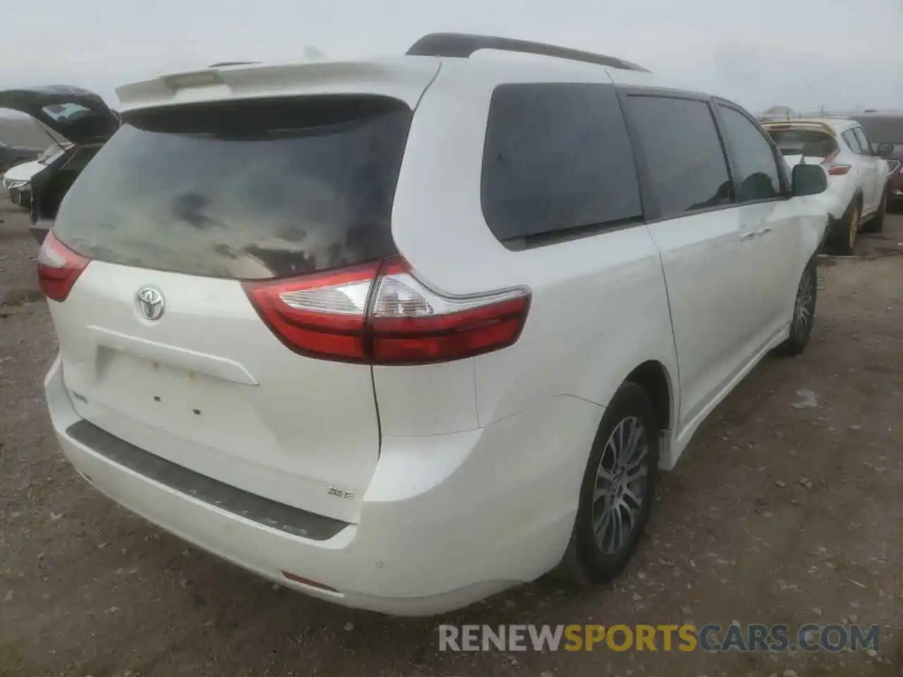 4 Photograph of a damaged car 5TDYZ3DC8KS977563 TOYOTA SIENNA 2019