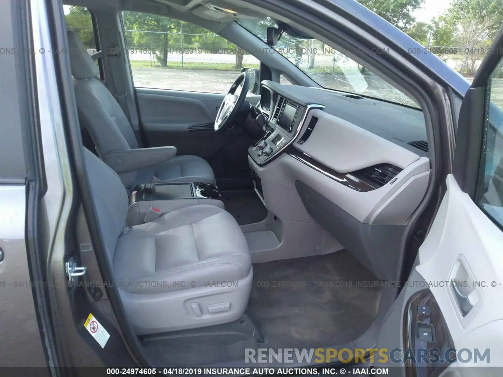 5 Photograph of a damaged car 5TDYZ3DC8KS981094 TOYOTA SIENNA 2019