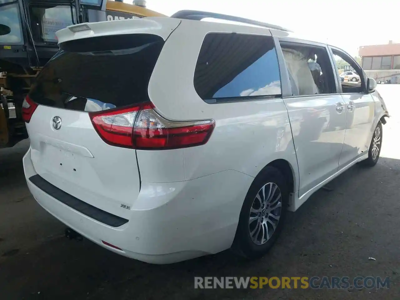 4 Photograph of a damaged car 5TDYZ3DC8KS988319 TOYOTA SIENNA 2019