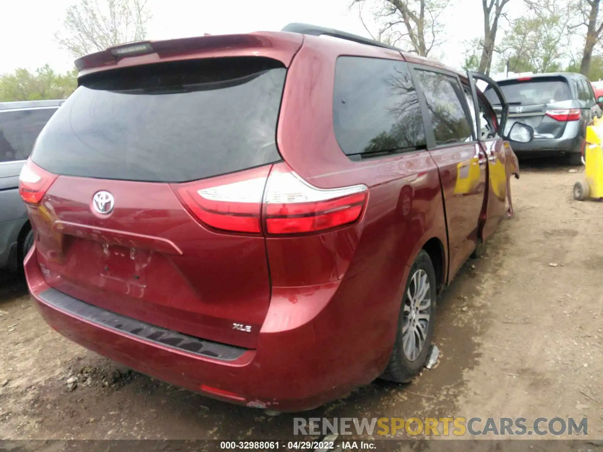 4 Photograph of a damaged car 5TDYZ3DC9KS001291 TOYOTA SIENNA 2019