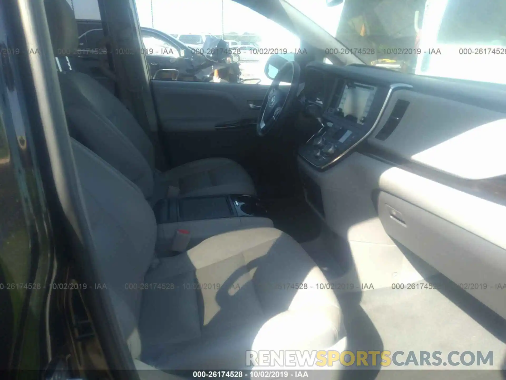 5 Photograph of a damaged car 5TDYZ3DC9KS001520 TOYOTA SIENNA 2019