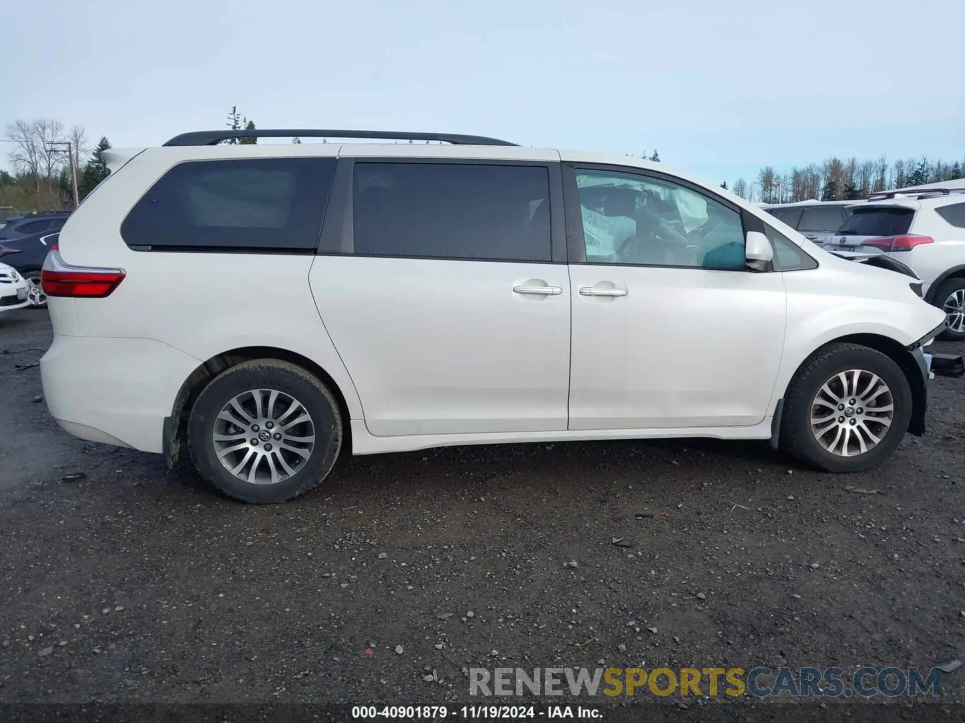 14 Photograph of a damaged car 5TDYZ3DC9KS006832 TOYOTA SIENNA 2019