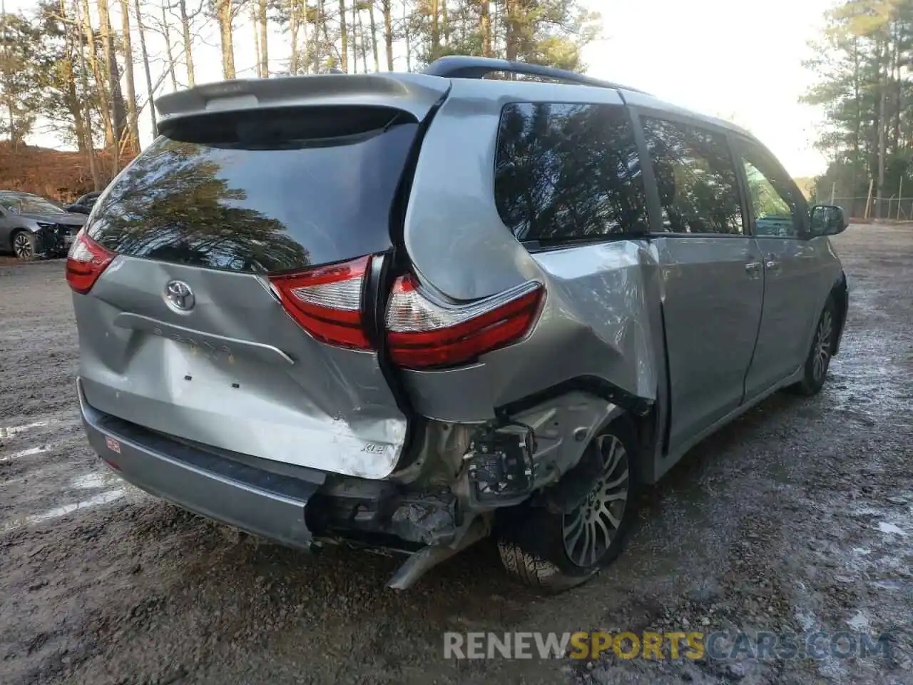 4 Photograph of a damaged car 5TDYZ3DC9KS017488 TOYOTA SIENNA 2019