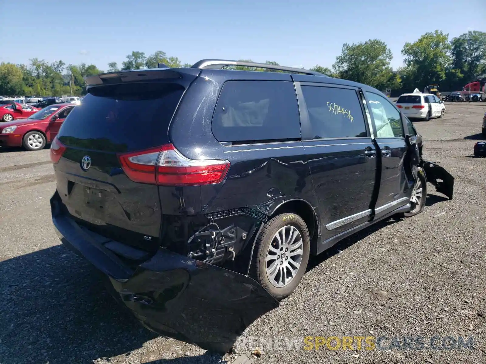 4 Photograph of a damaged car 5TDYZ3DC9KS019984 TOYOTA SIENNA 2019