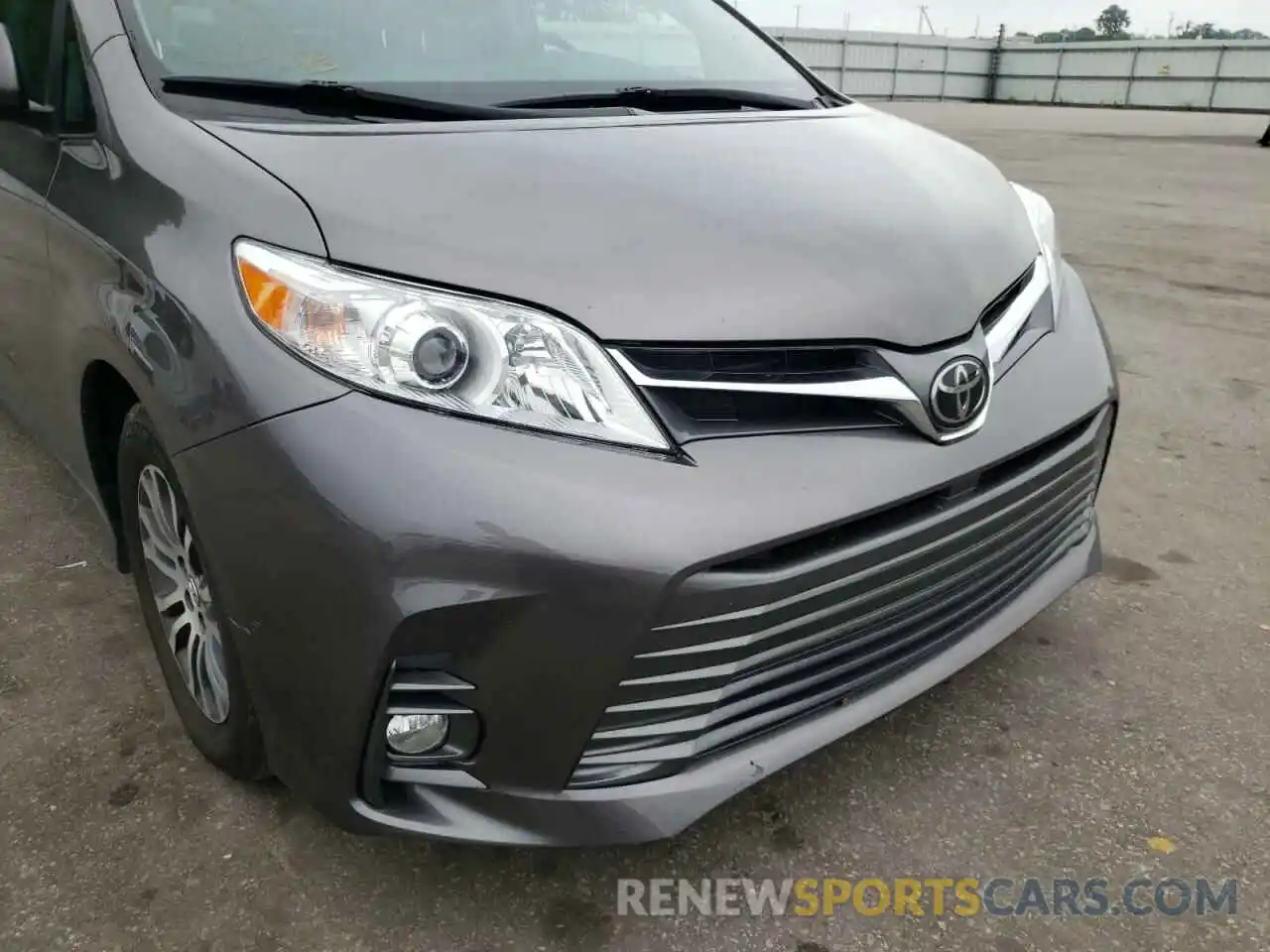 9 Photograph of a damaged car 5TDYZ3DC9KS978365 TOYOTA SIENNA 2019