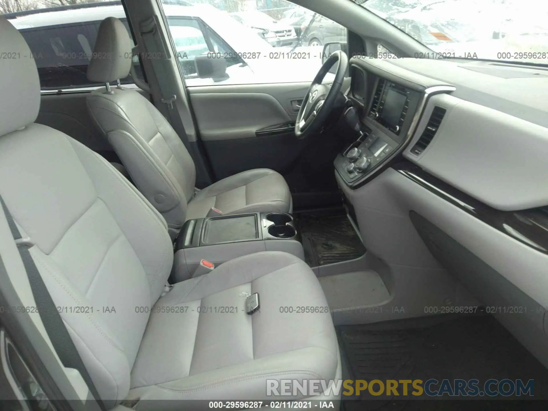 5 Photograph of a damaged car 5TDYZ3DC9KS980729 TOYOTA SIENNA 2019