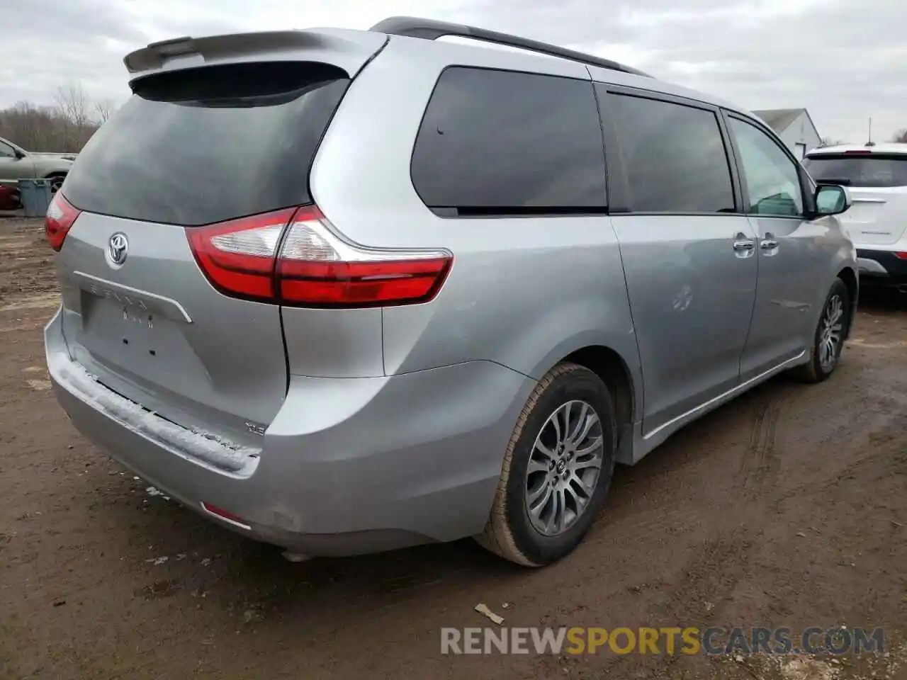 4 Photograph of a damaged car 5TDYZ3DC9KS984926 TOYOTA SIENNA 2019