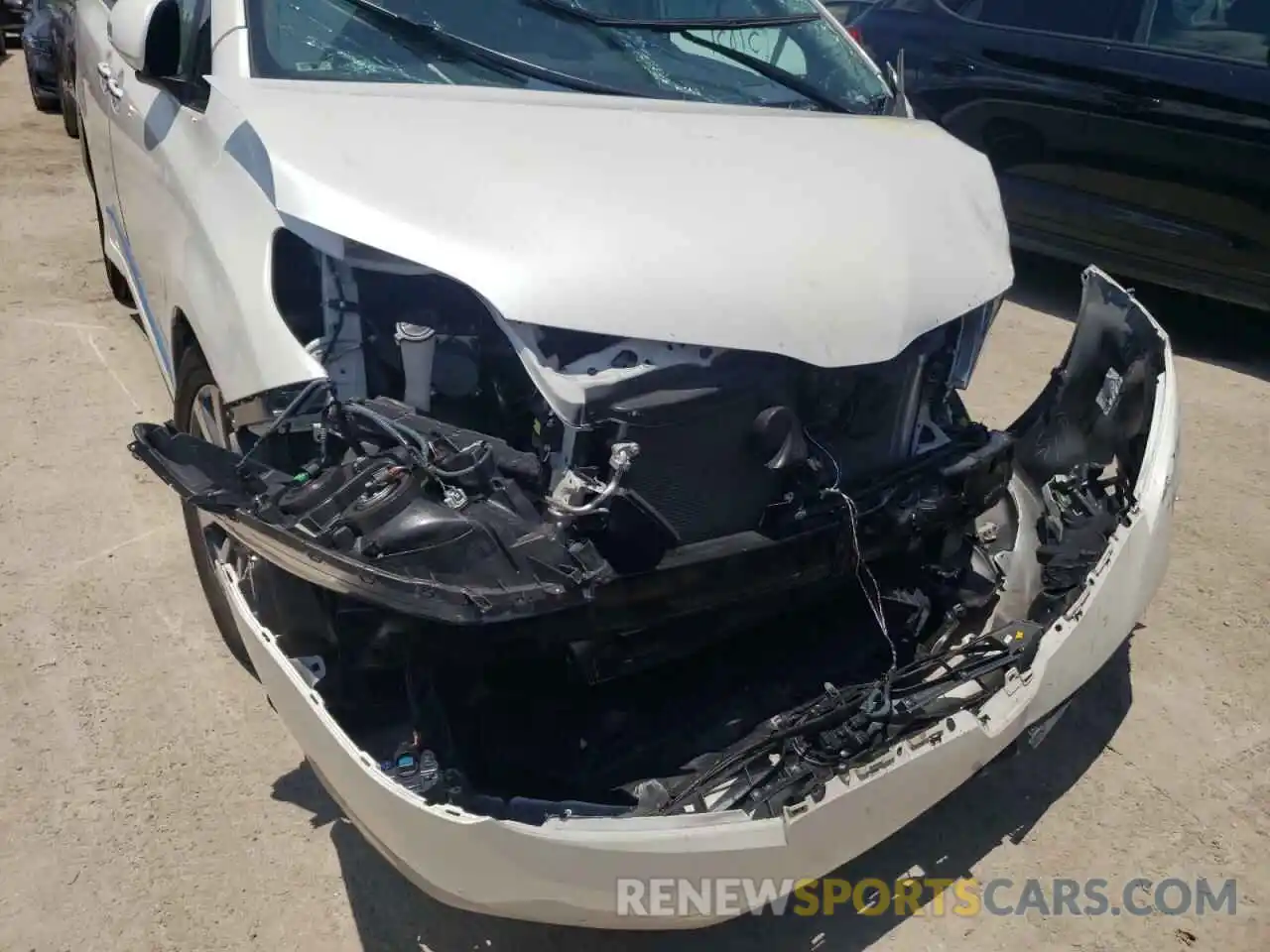 9 Photograph of a damaged car 5TDYZ3DC9KS986031 TOYOTA SIENNA 2019