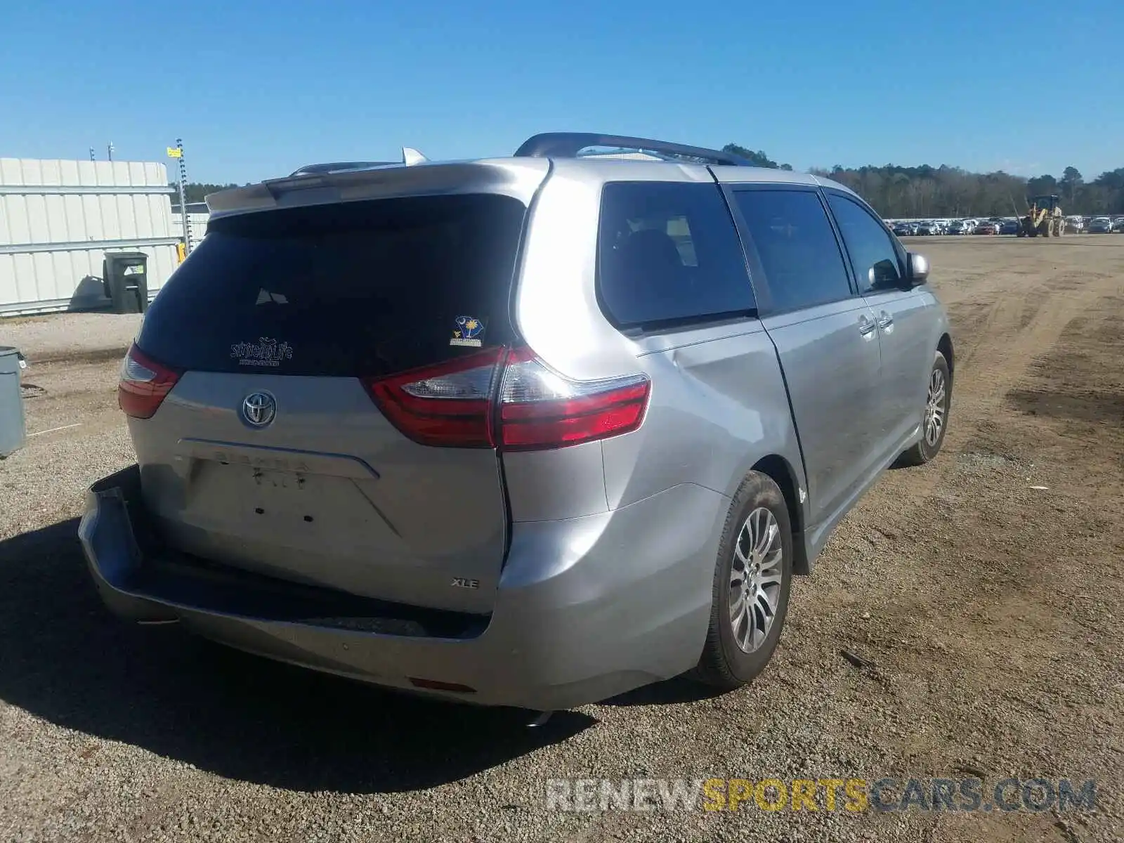 4 Photograph of a damaged car 5TDYZ3DC9KS996039 TOYOTA SIENNA 2019