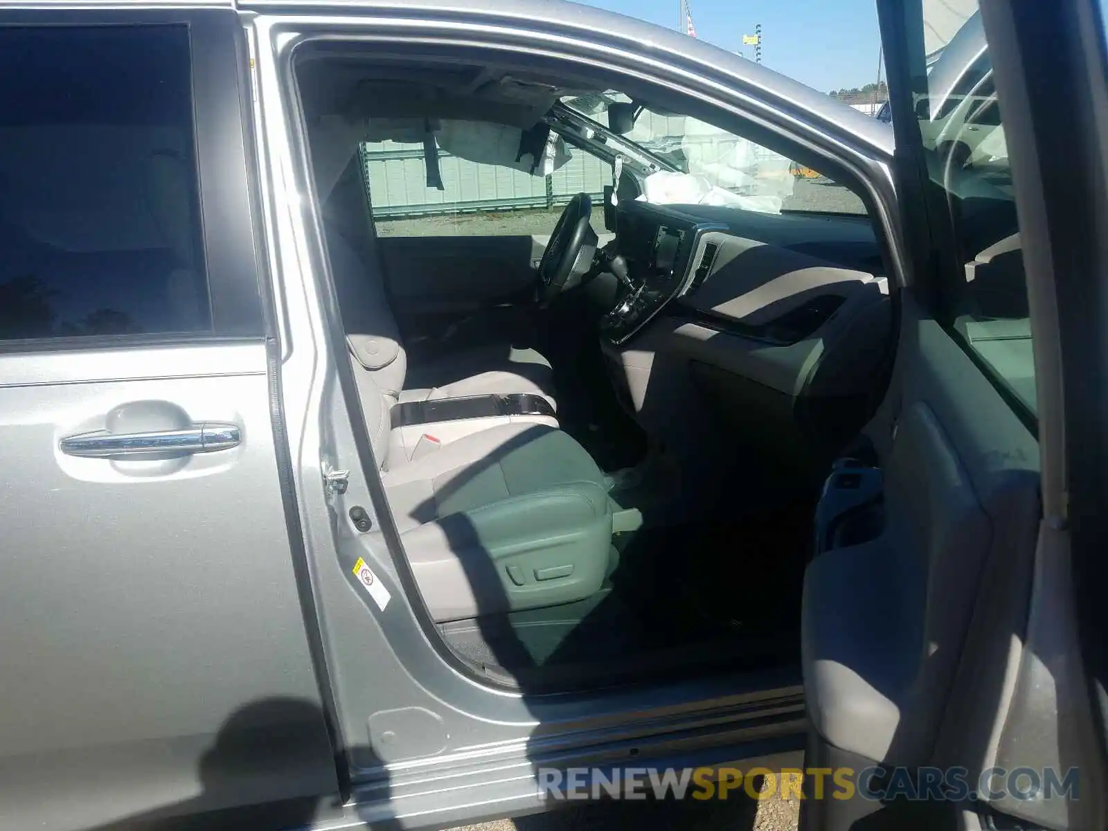 5 Photograph of a damaged car 5TDYZ3DC9KS996039 TOYOTA SIENNA 2019