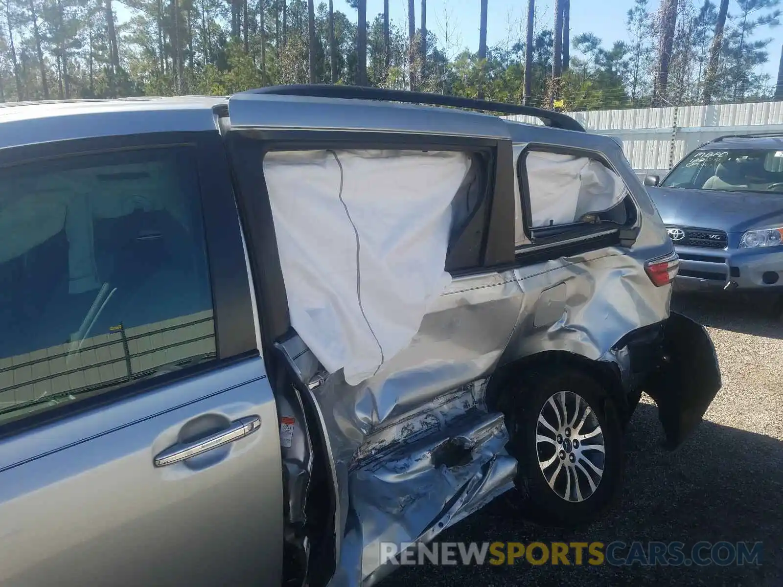 9 Photograph of a damaged car 5TDYZ3DC9KS996039 TOYOTA SIENNA 2019