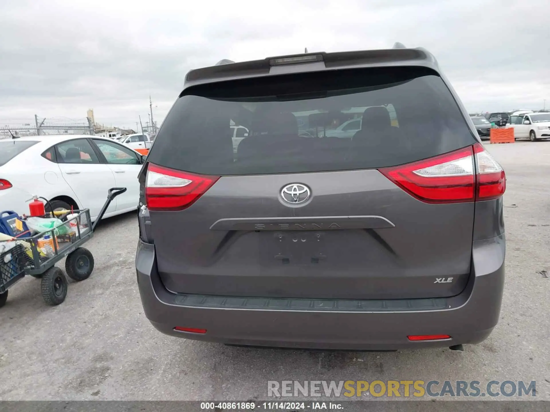17 Photograph of a damaged car 5TDYZ3DCXKS008119 TOYOTA SIENNA 2019