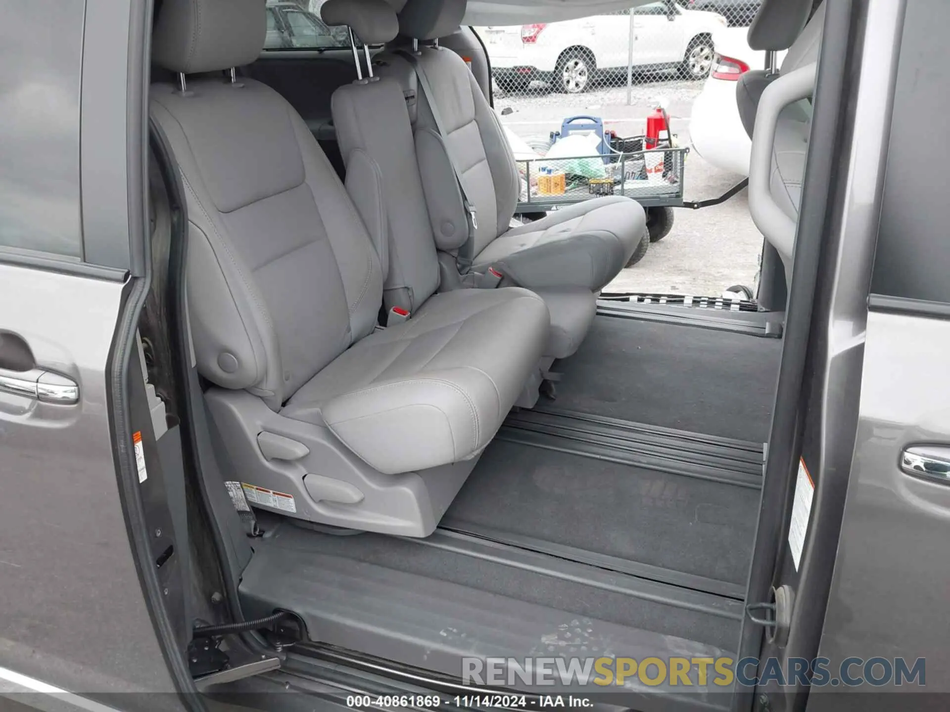 8 Photograph of a damaged car 5TDYZ3DCXKS008119 TOYOTA SIENNA 2019