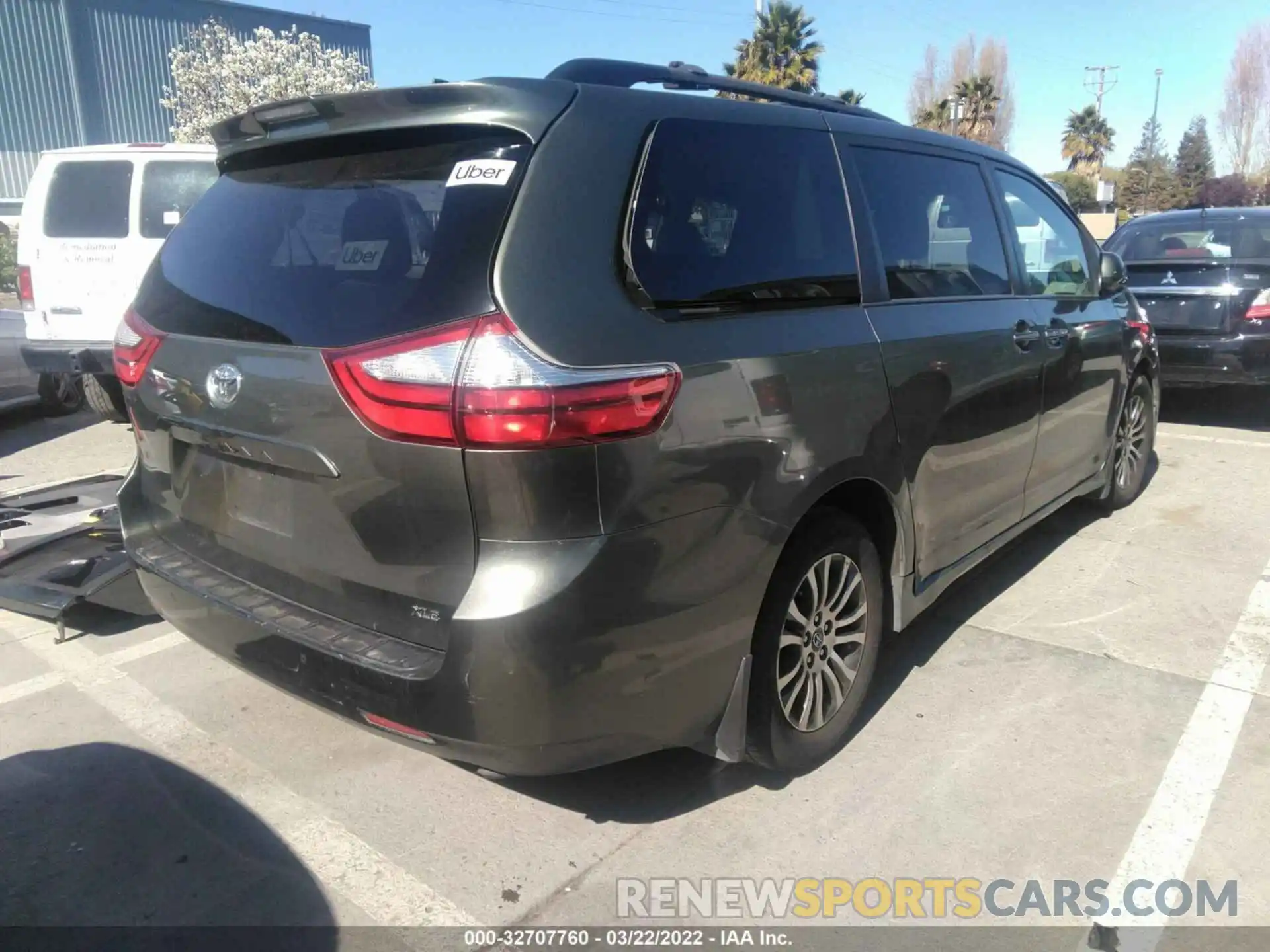 4 Photograph of a damaged car 5TDYZ3DCXKS018763 TOYOTA SIENNA 2019