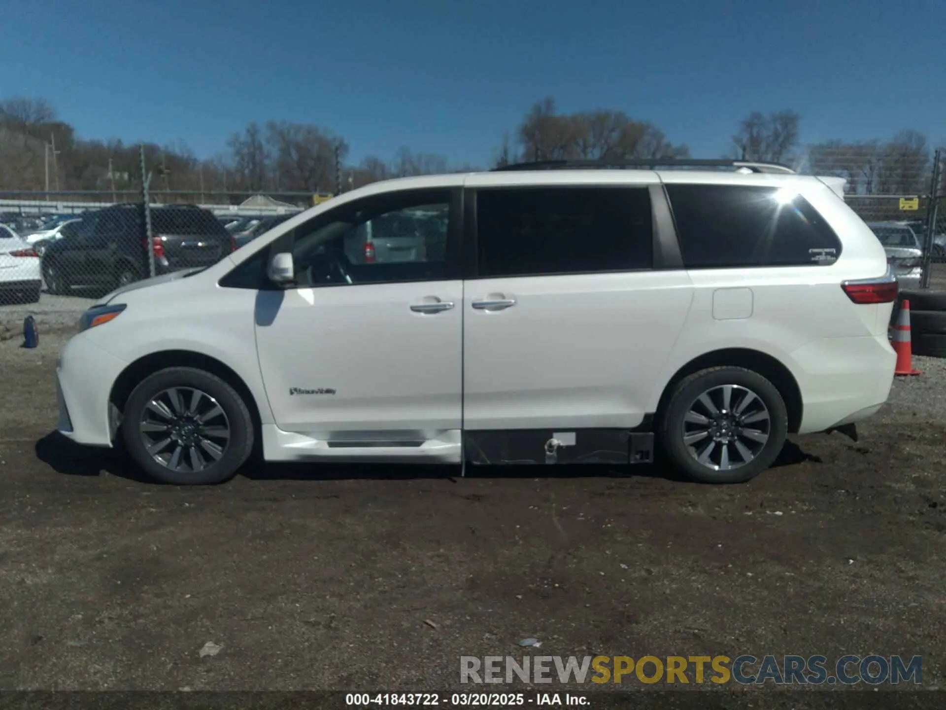 14 Photograph of a damaged car 5TDYZ3DCXKS980027 TOYOTA SIENNA 2019