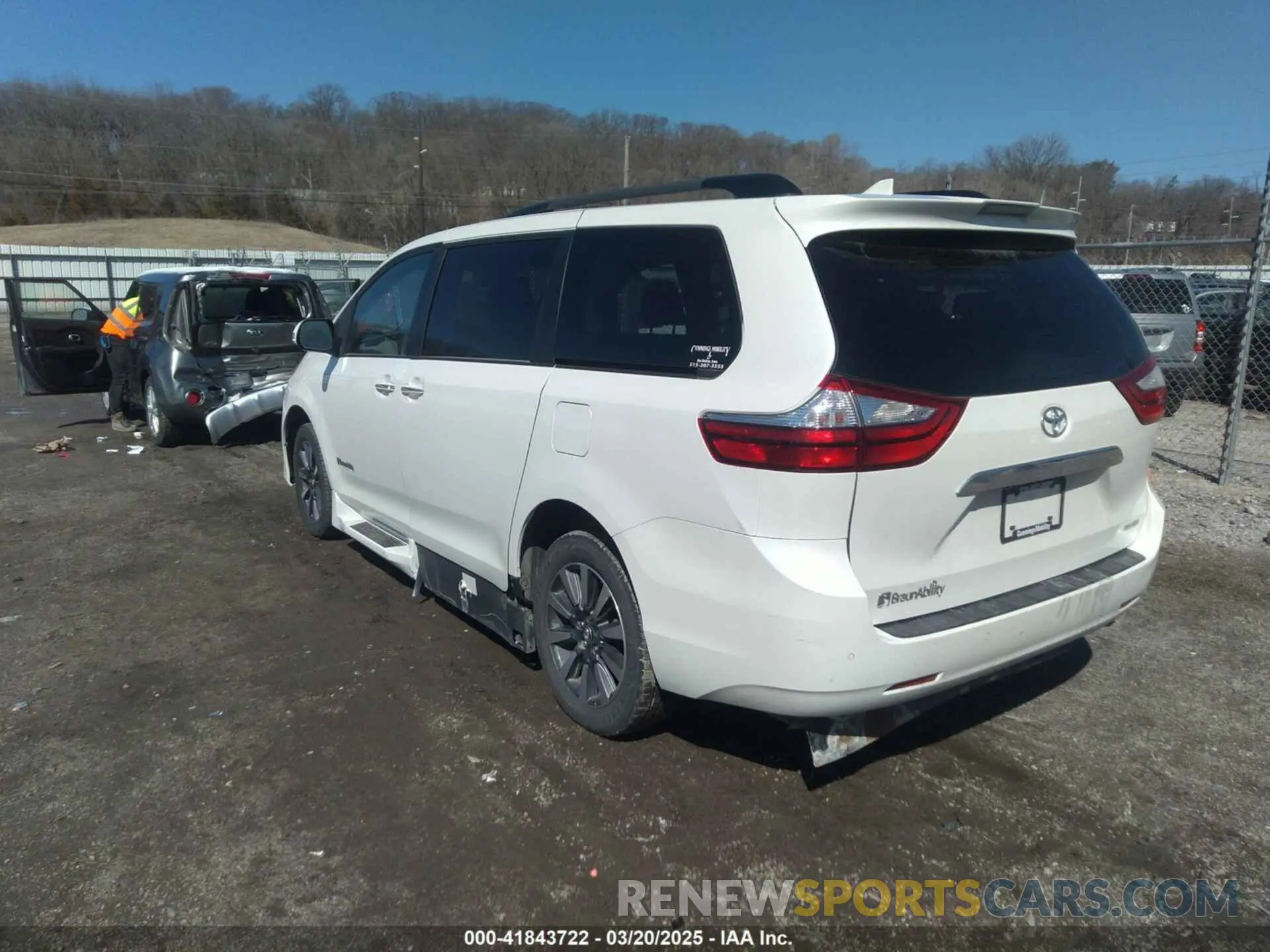 3 Photograph of a damaged car 5TDYZ3DCXKS980027 TOYOTA SIENNA 2019