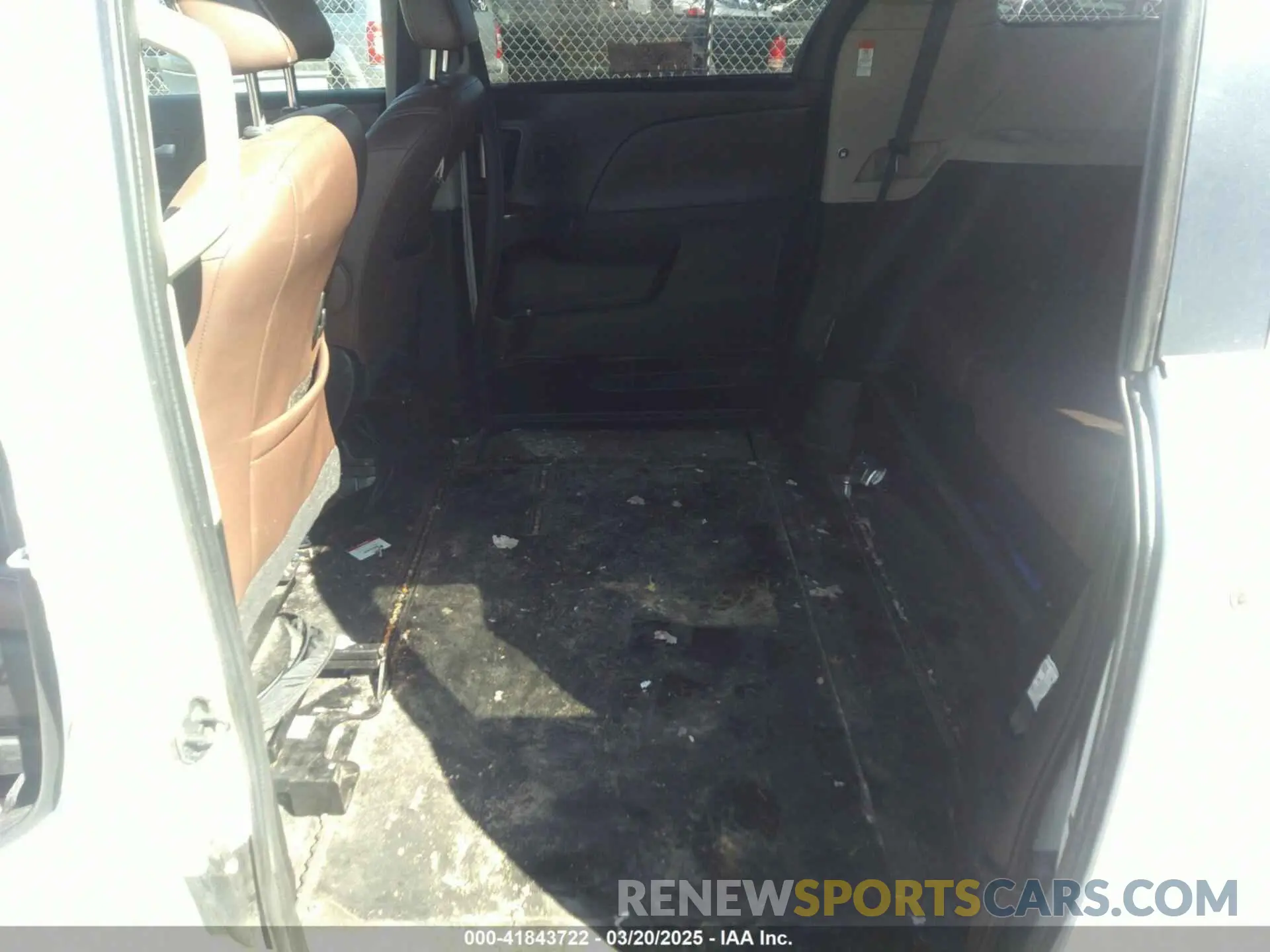 8 Photograph of a damaged car 5TDYZ3DCXKS980027 TOYOTA SIENNA 2019