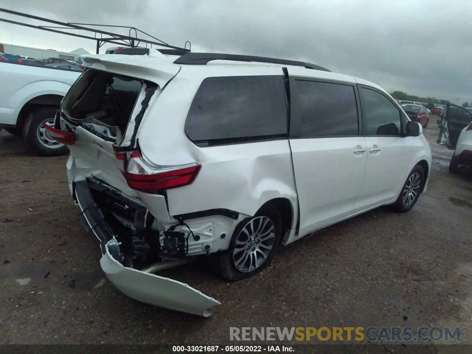 4 Photograph of a damaged car 5TDYZ3DCXKS981775 TOYOTA SIENNA 2019