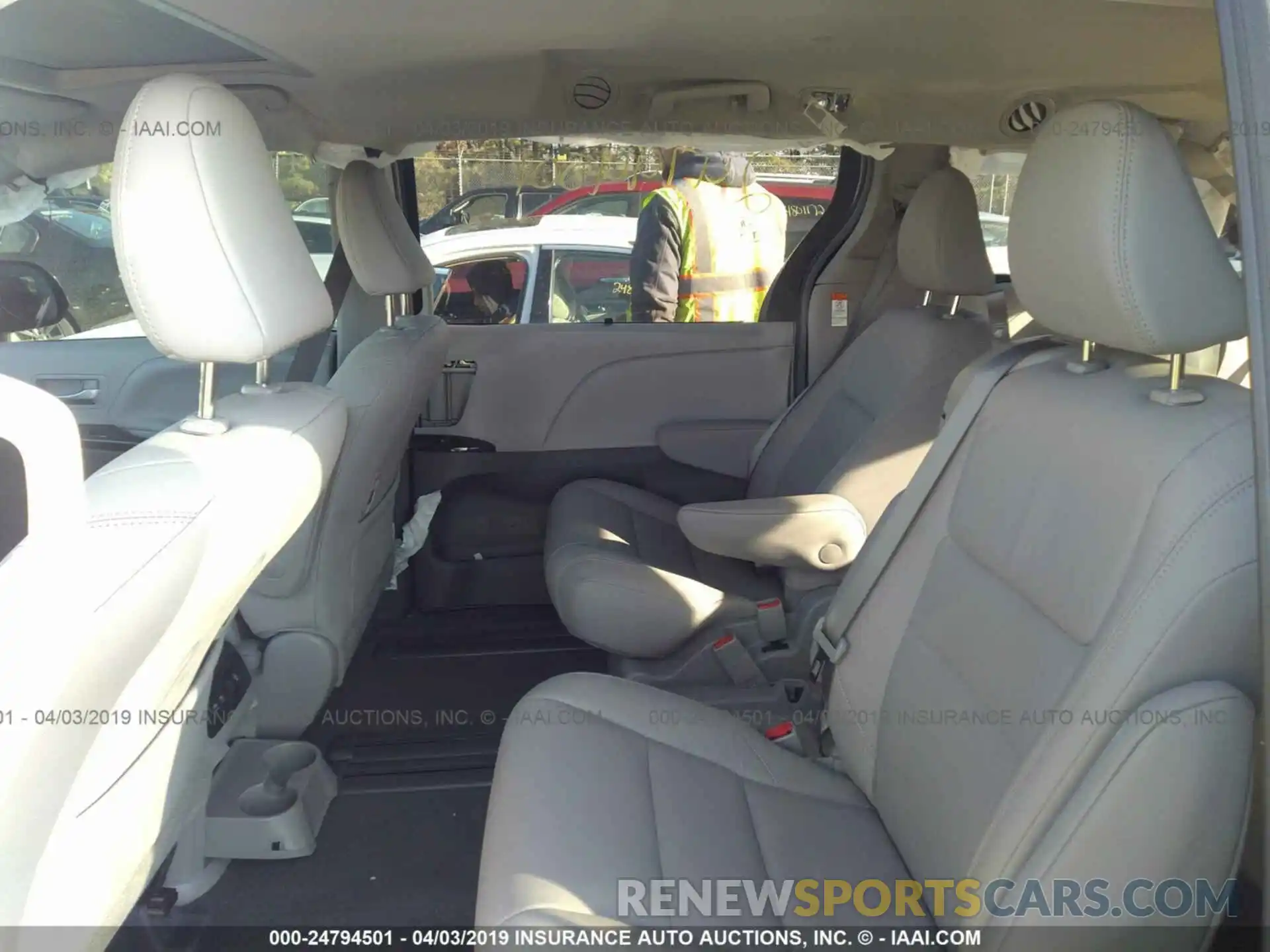 8 Photograph of a damaged car 5TDYZ3DCXKS990654 TOYOTA SIENNA 2019