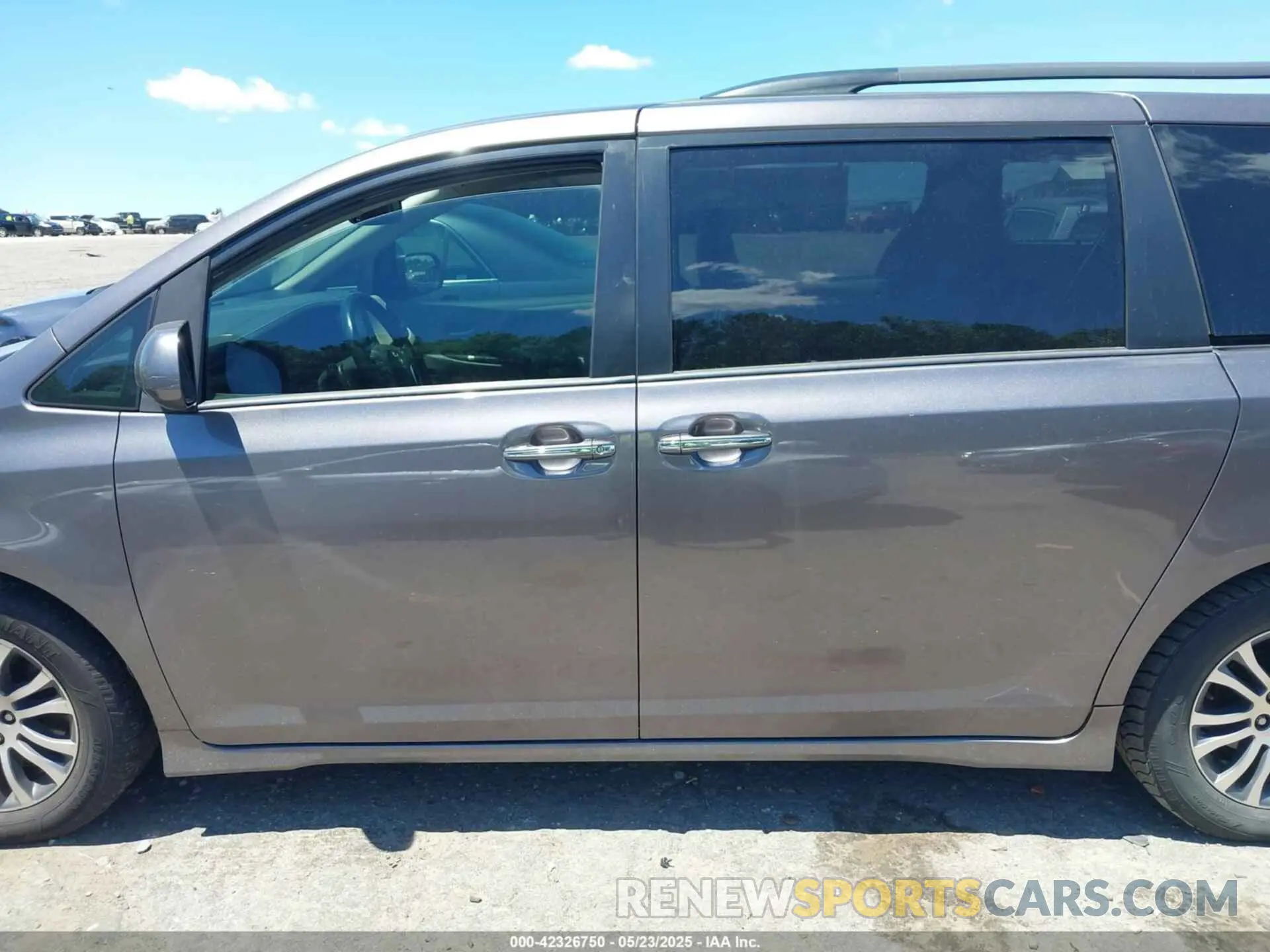 15 Photograph of a damaged car 5TDYZ3DCXKS996955 TOYOTA SIENNA 2019
