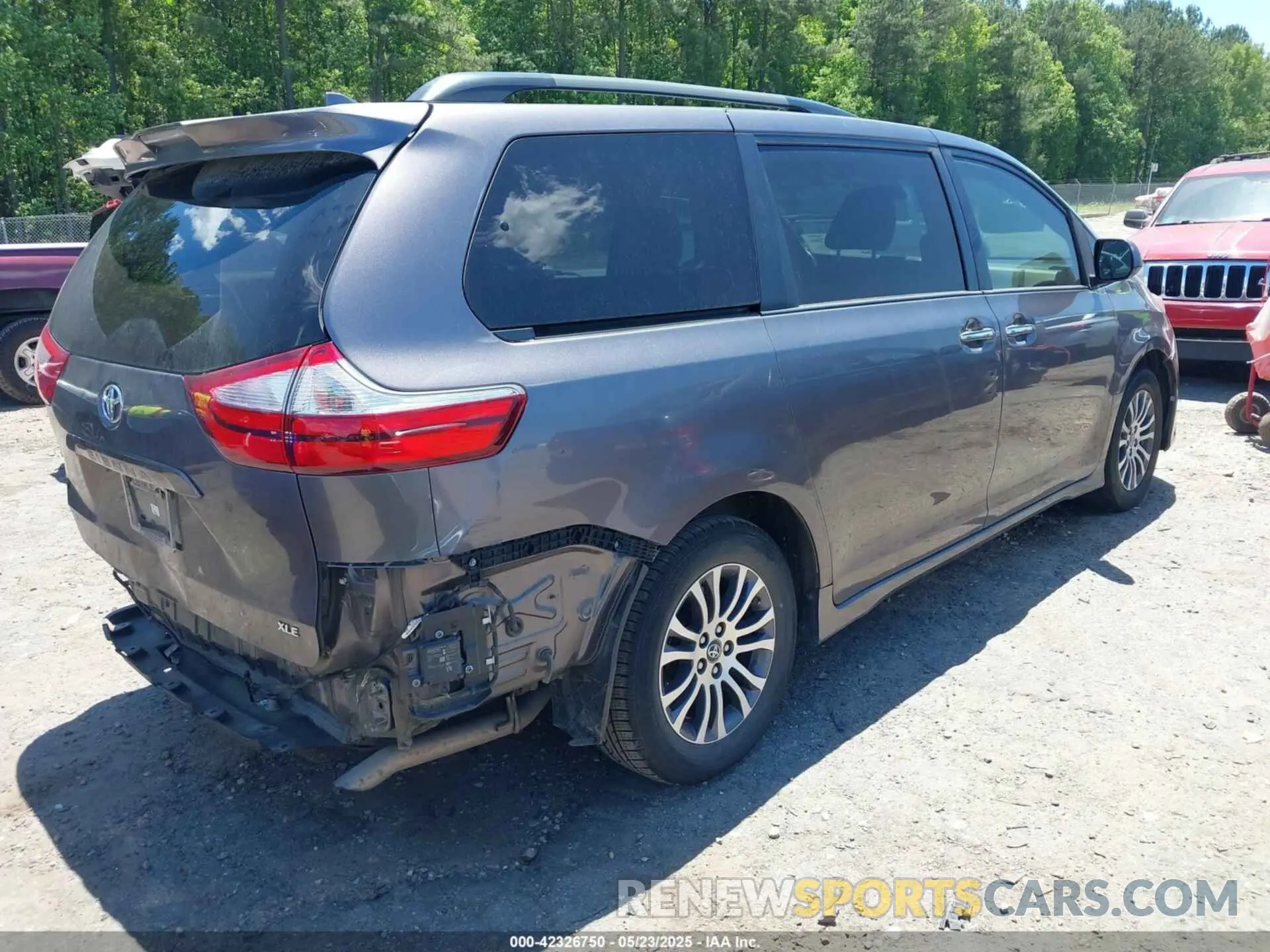 4 Photograph of a damaged car 5TDYZ3DCXKS996955 TOYOTA SIENNA 2019