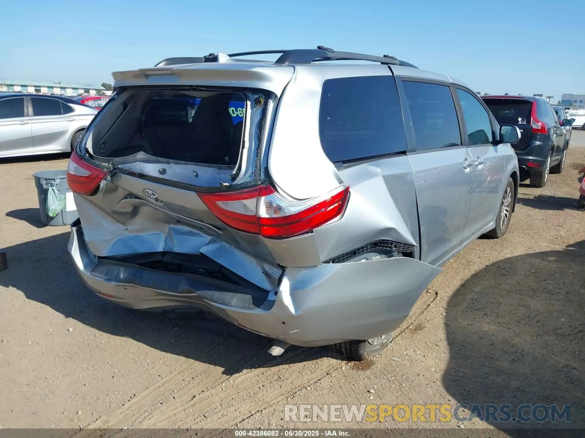 4 Photograph of a damaged car 5TDYZ3DCXKS998690 TOYOTA SIENNA 2019