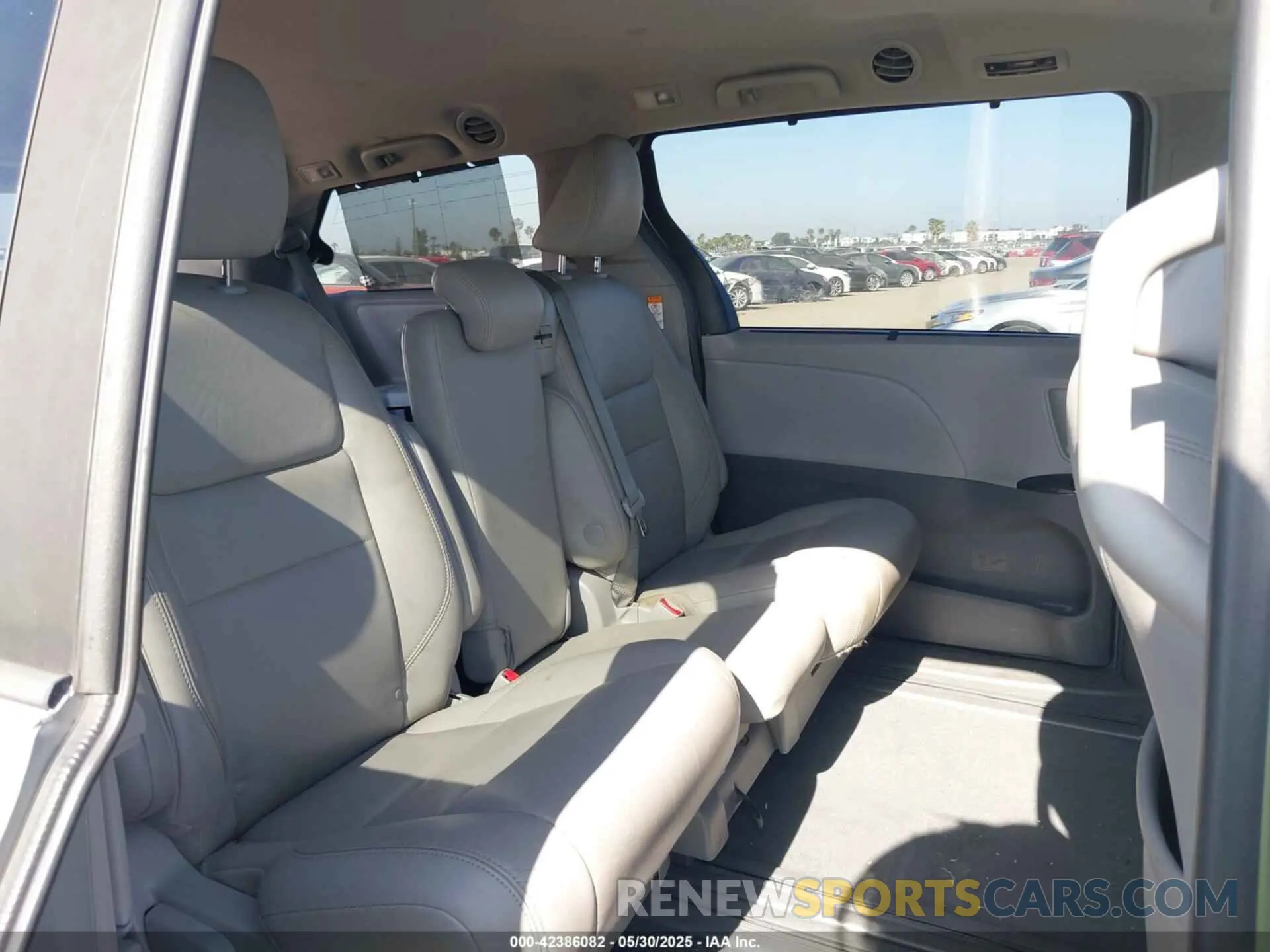 8 Photograph of a damaged car 5TDYZ3DCXKS998690 TOYOTA SIENNA 2019