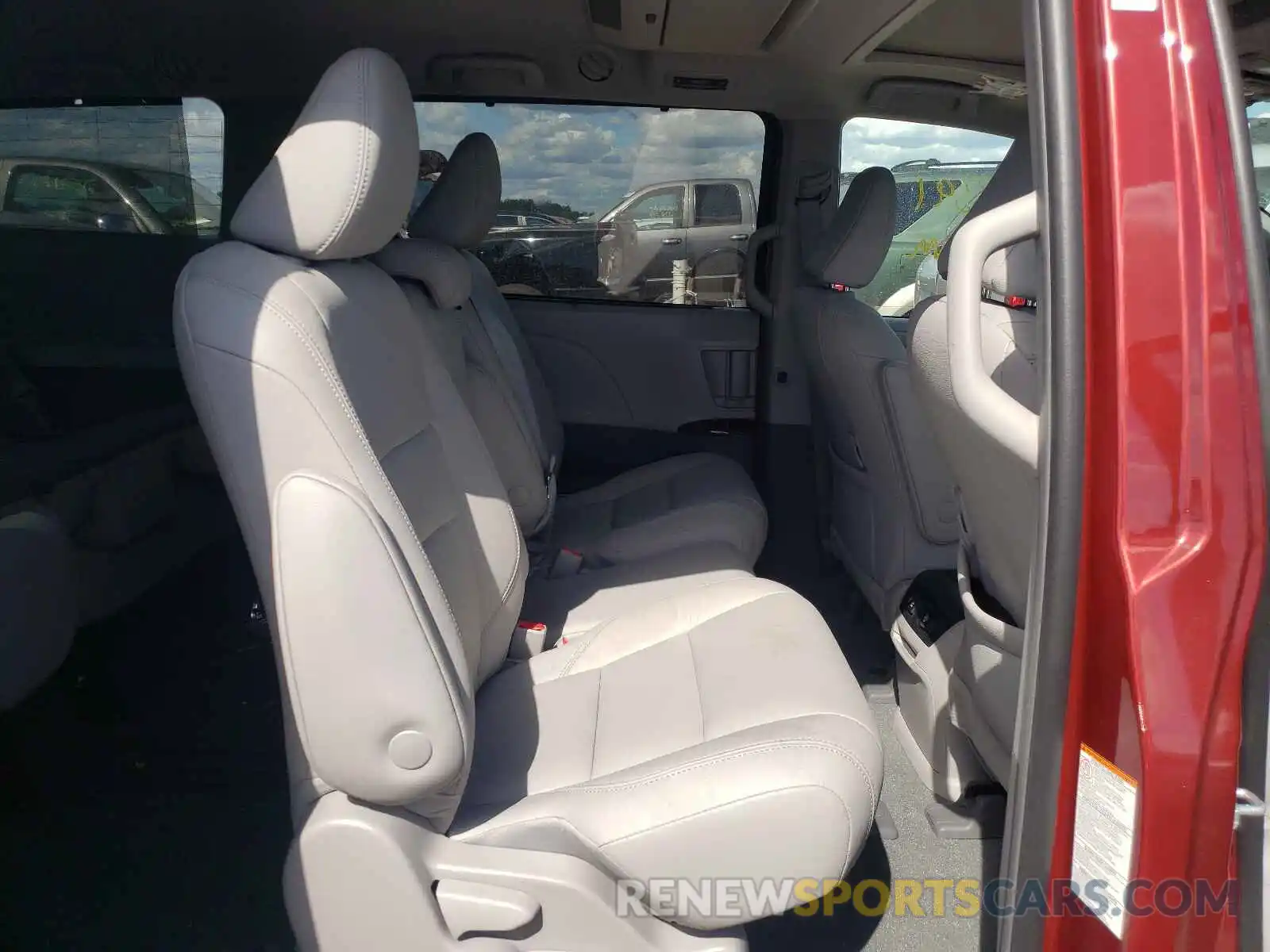 6 Photograph of a damaged car 5TDYZ3DCXKS999080 TOYOTA SIENNA 2019