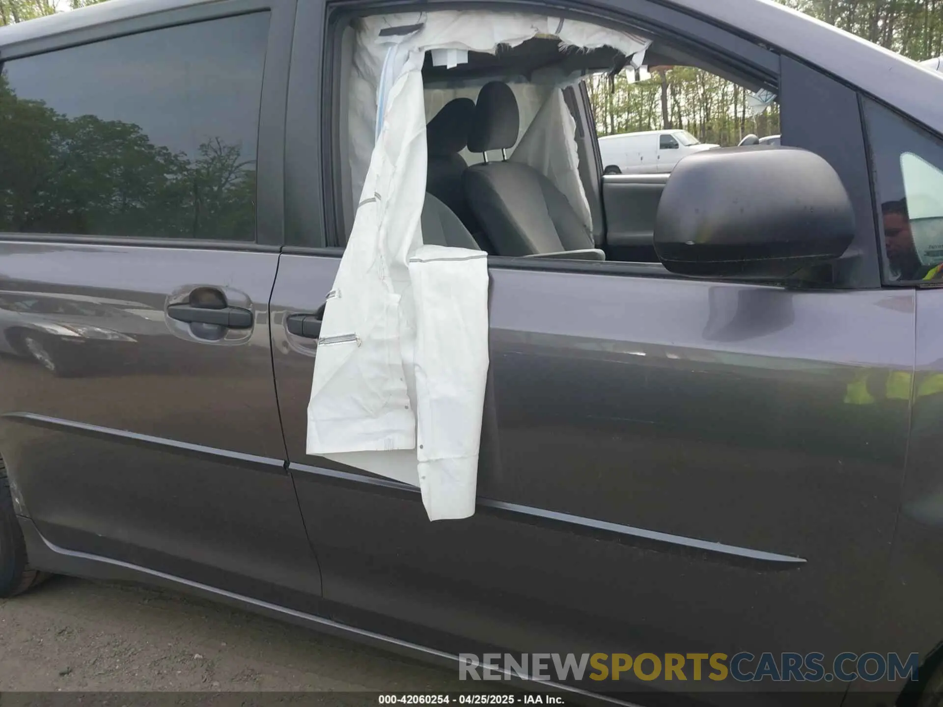 13 Photograph of a damaged car 5TDZZ3DC1KS991776 TOYOTA SIENNA 2019