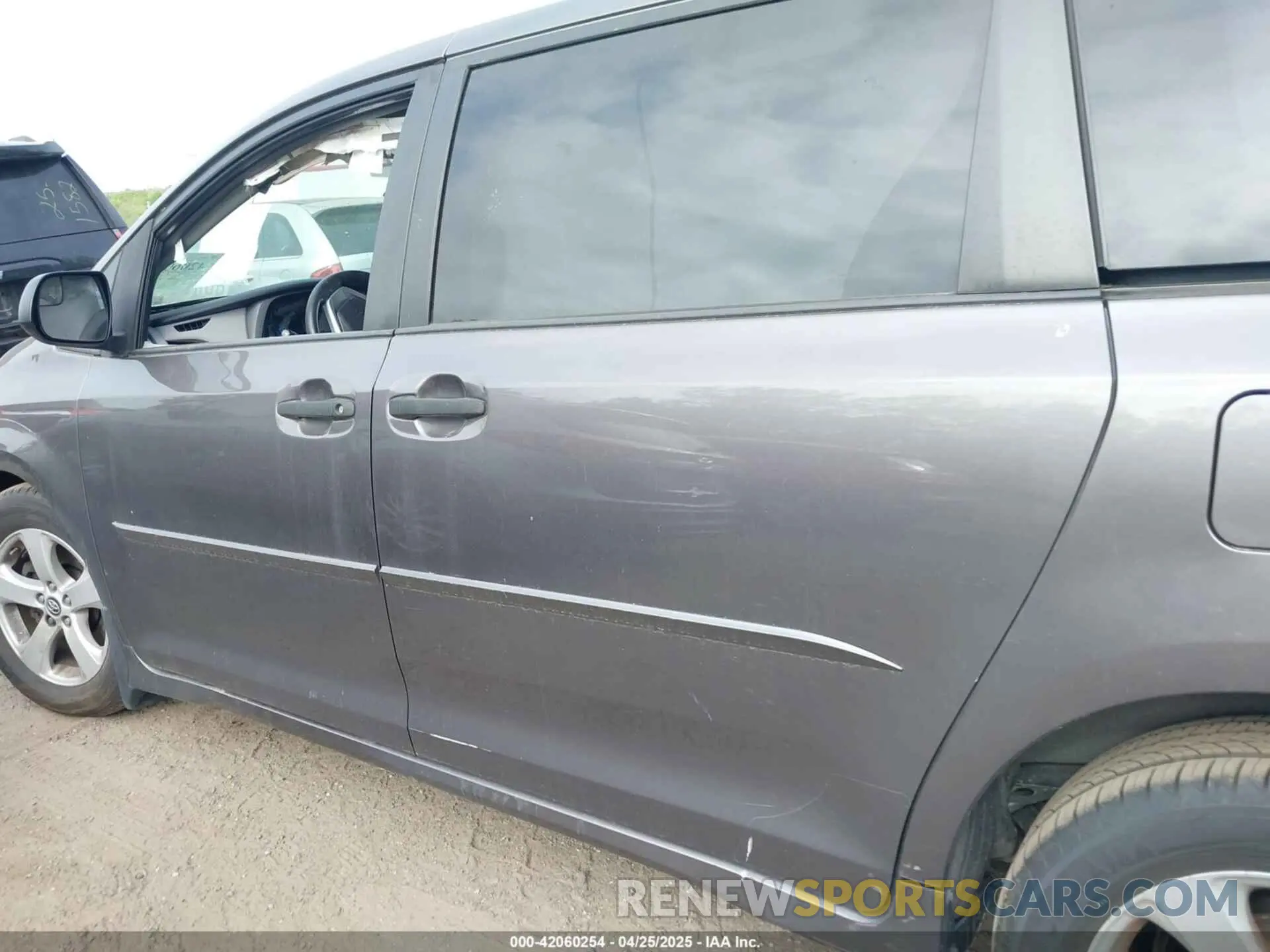 14 Photograph of a damaged car 5TDZZ3DC1KS991776 TOYOTA SIENNA 2019
