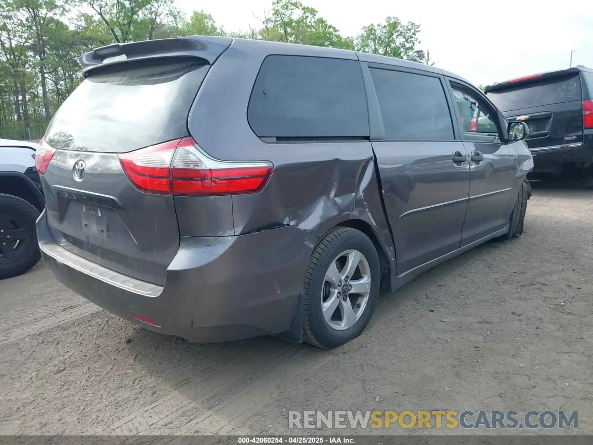 4 Photograph of a damaged car 5TDZZ3DC1KS991776 TOYOTA SIENNA 2019