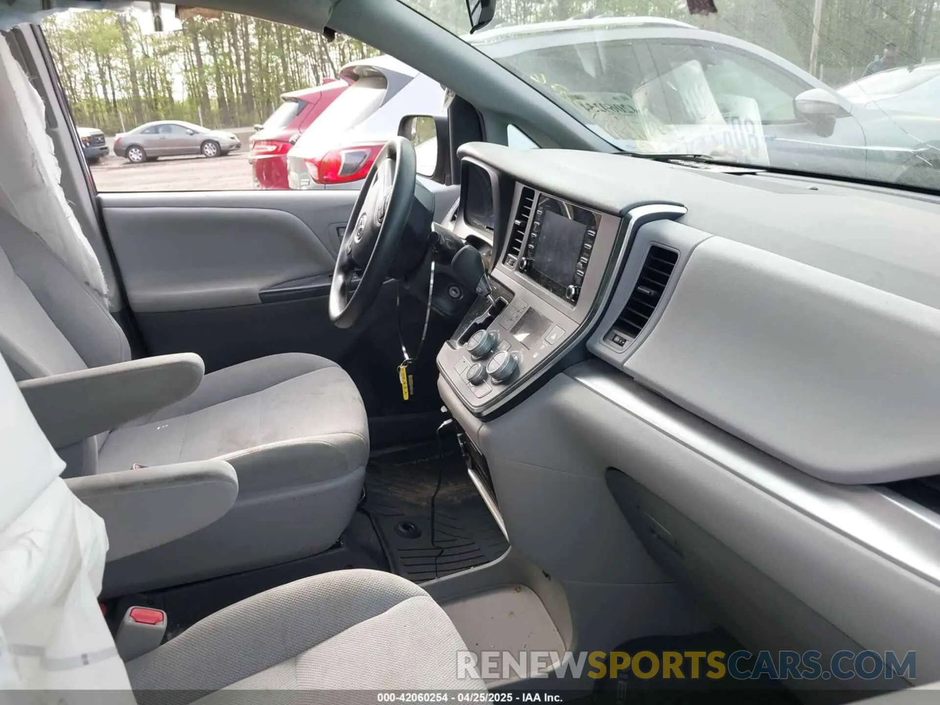 5 Photograph of a damaged car 5TDZZ3DC1KS991776 TOYOTA SIENNA 2019