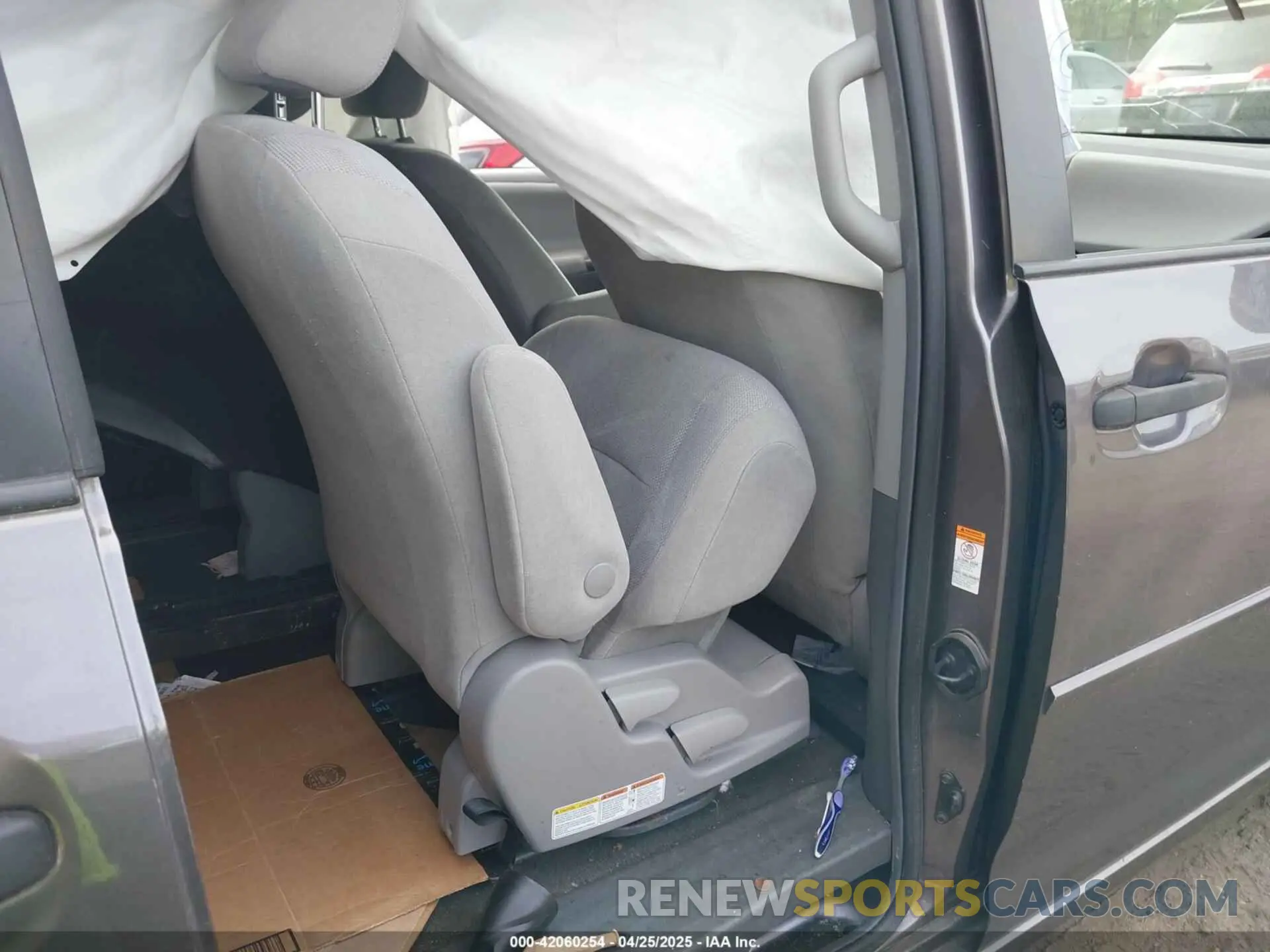 8 Photograph of a damaged car 5TDZZ3DC1KS991776 TOYOTA SIENNA 2019