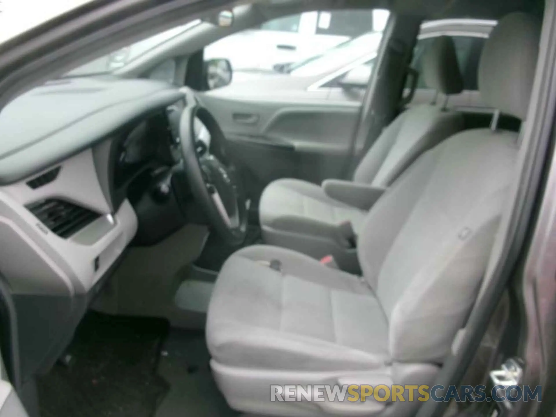 1 Photograph of a damaged car 5TDZZ3DC2KS002996 TOYOTA SIENNA 2019