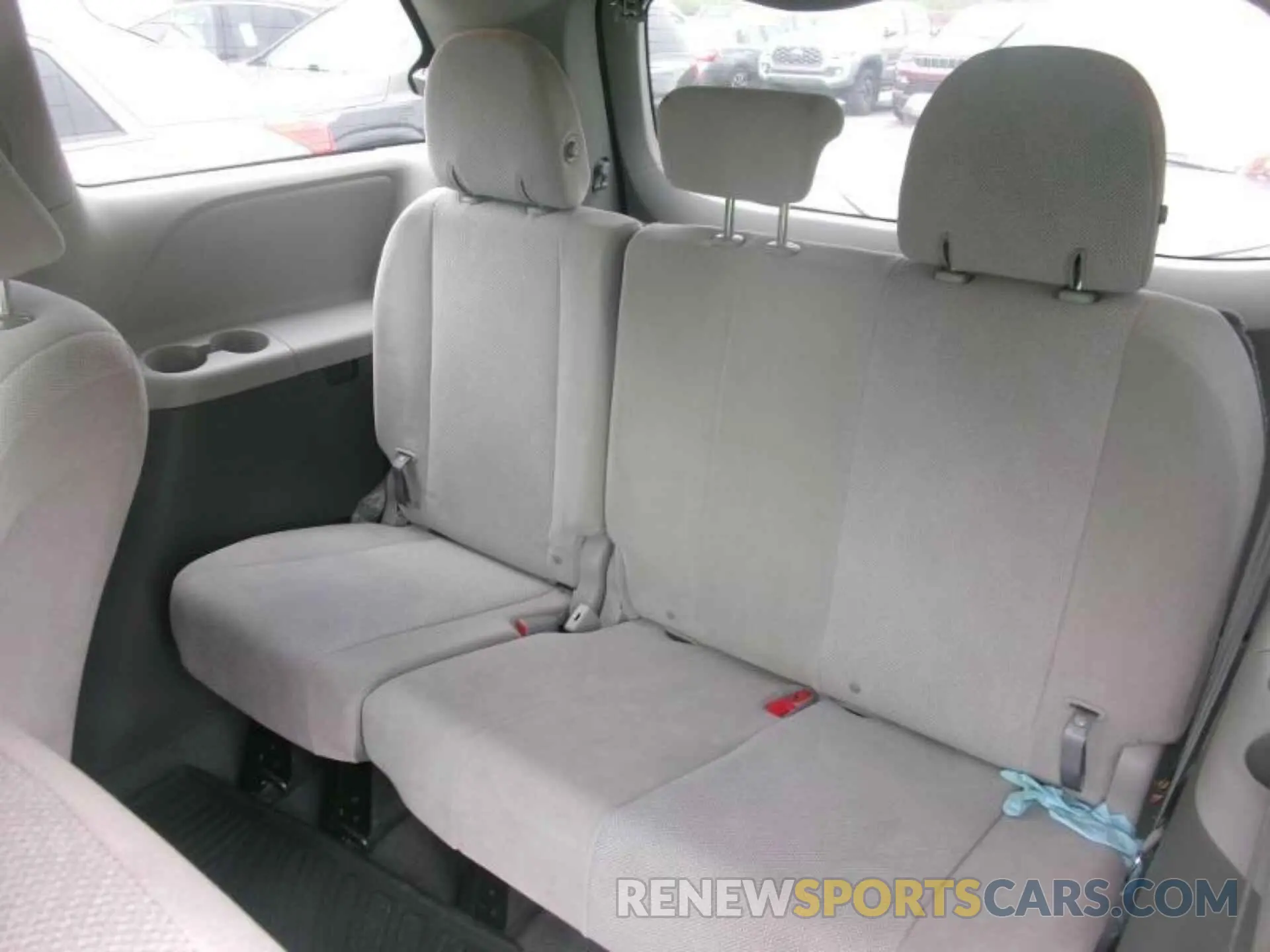 10 Photograph of a damaged car 5TDZZ3DC2KS002996 TOYOTA SIENNA 2019