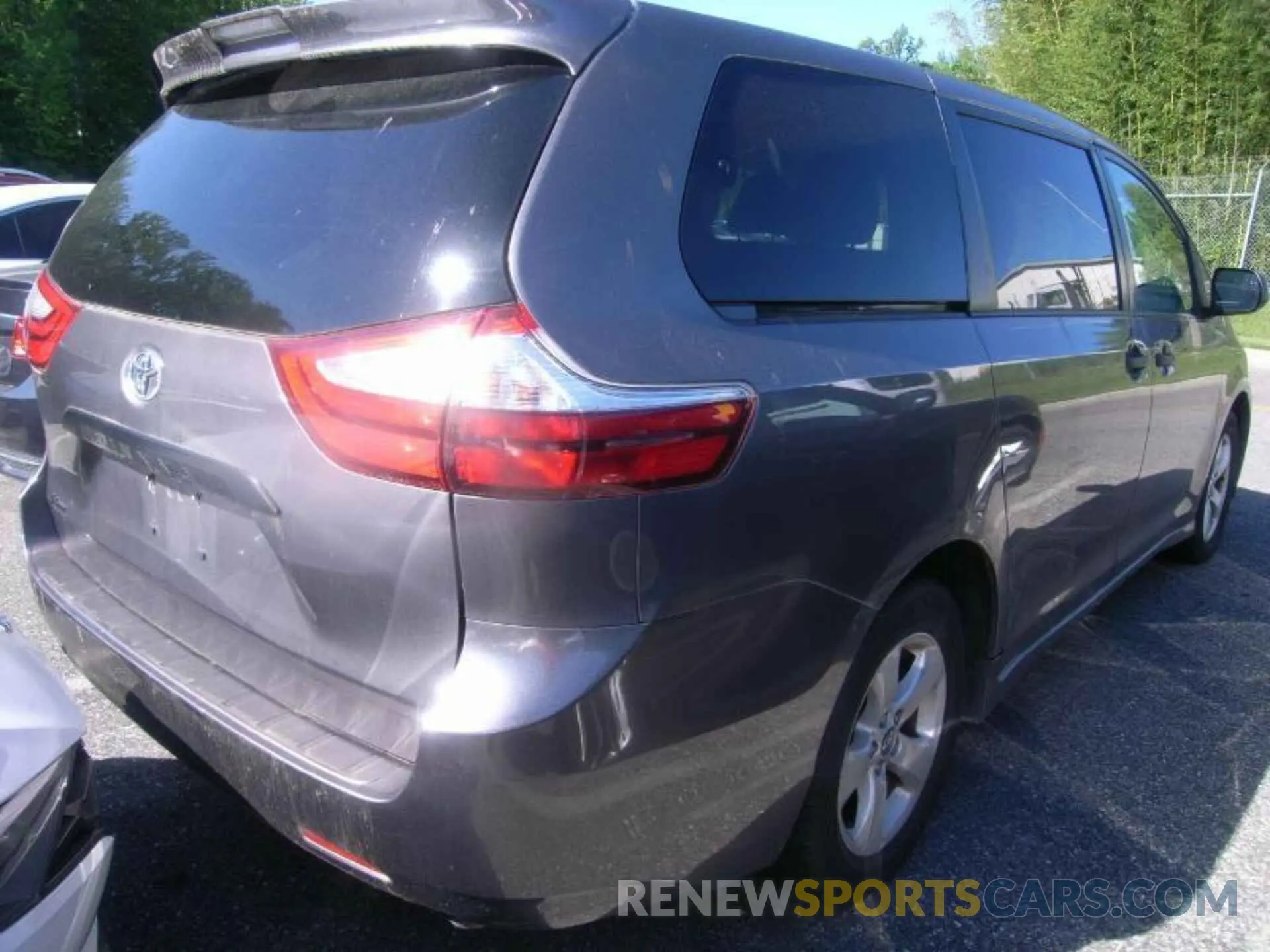 17 Photograph of a damaged car 5TDZZ3DC2KS002996 TOYOTA SIENNA 2019