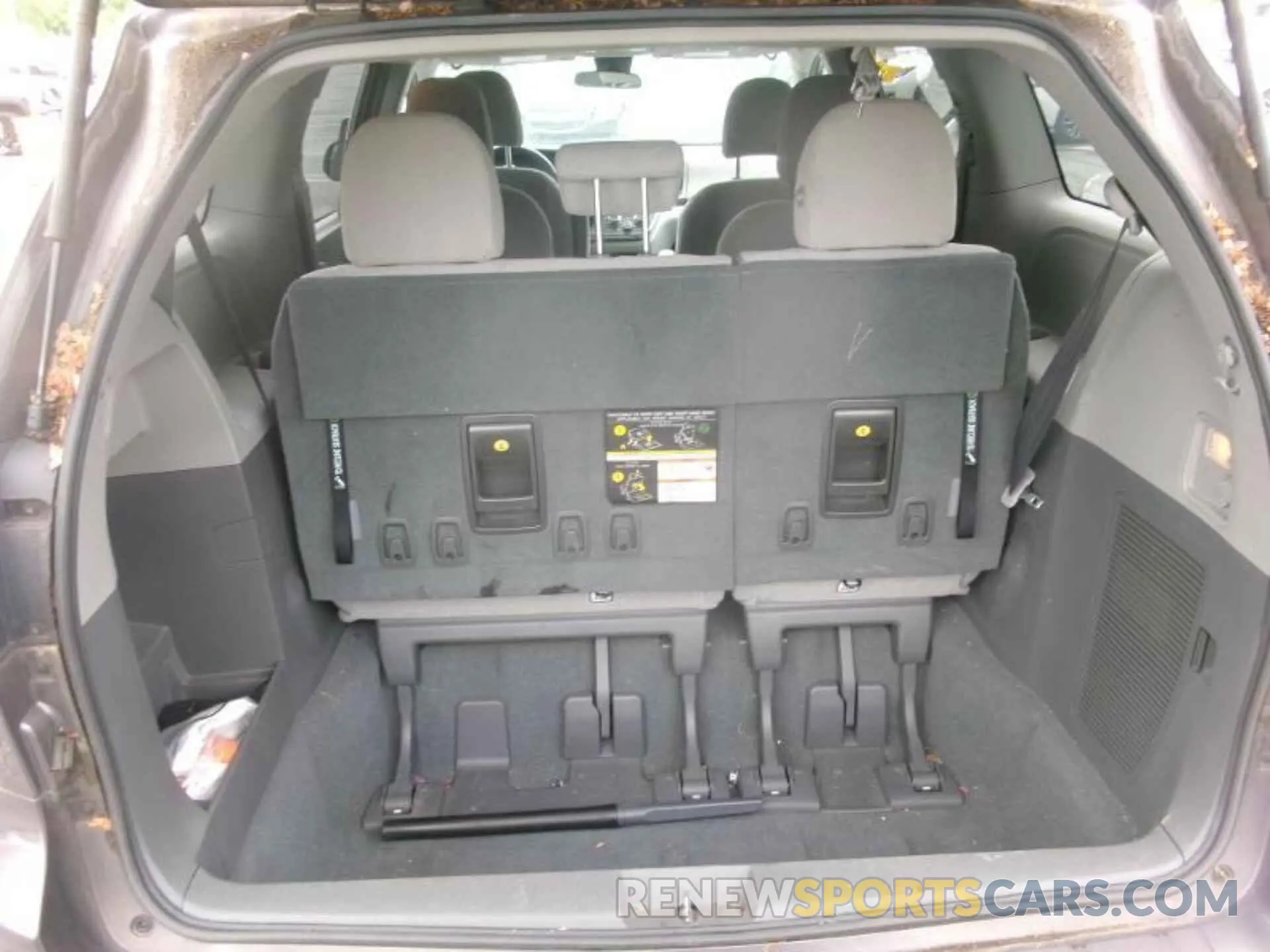 18 Photograph of a damaged car 5TDZZ3DC2KS002996 TOYOTA SIENNA 2019