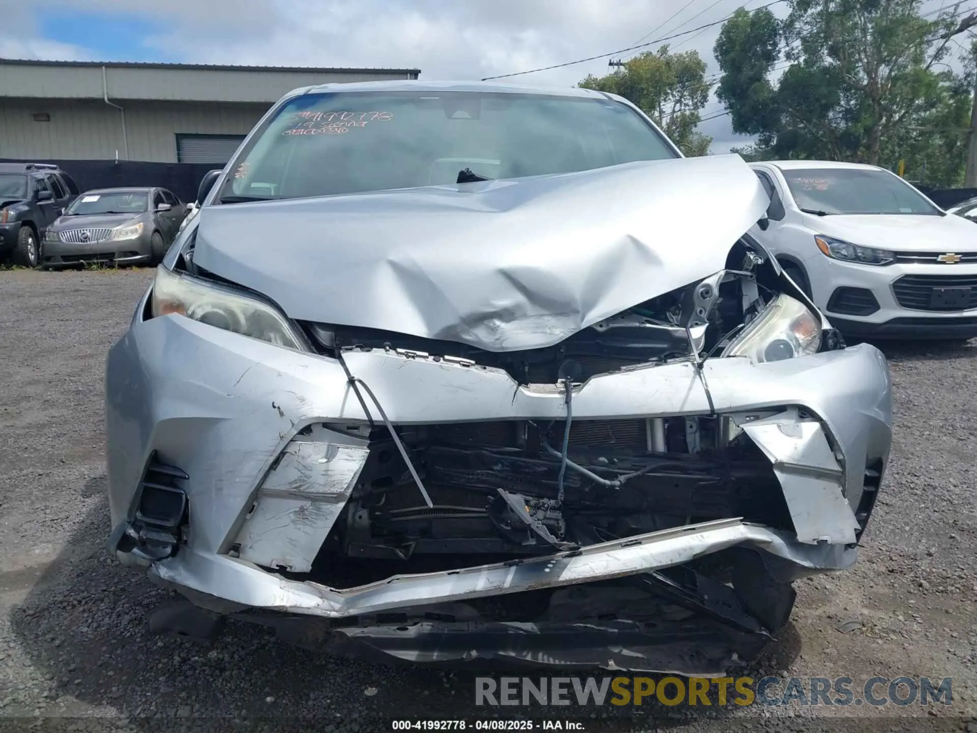 12 Photograph of a damaged car 5TDZZ3DC2KS005851 TOYOTA SIENNA 2019