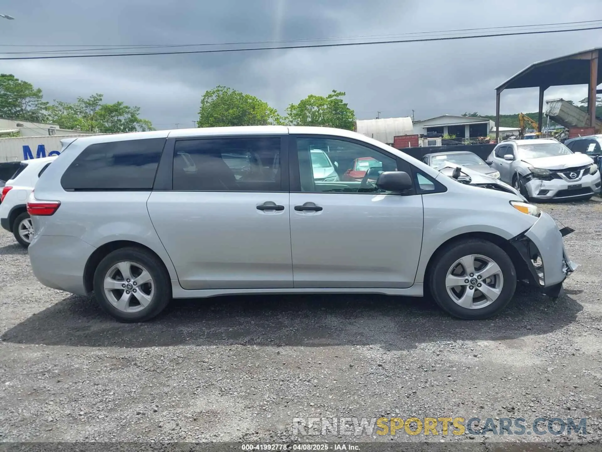 13 Photograph of a damaged car 5TDZZ3DC2KS005851 TOYOTA SIENNA 2019