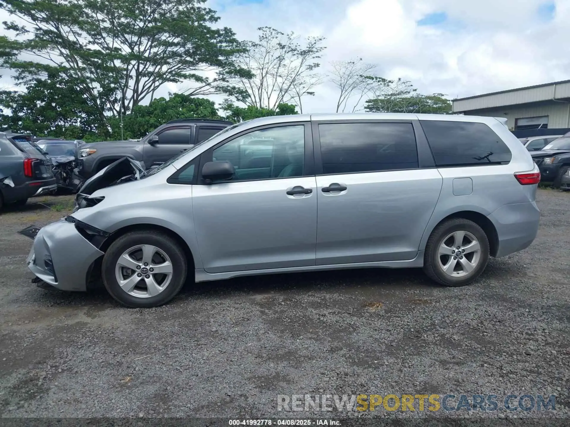 14 Photograph of a damaged car 5TDZZ3DC2KS005851 TOYOTA SIENNA 2019